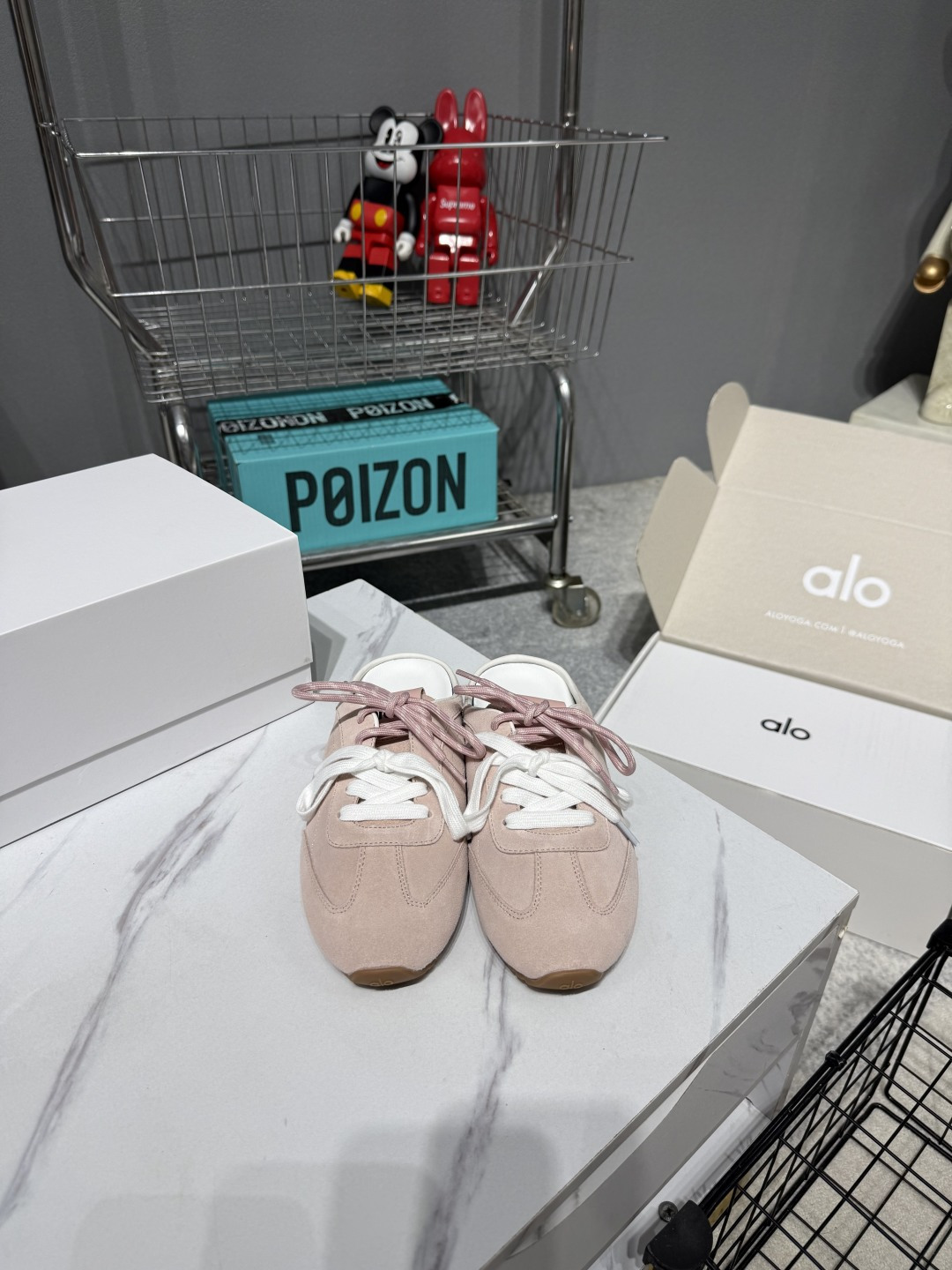 NO:868789,alo 26ss new summer style Dexun sneakers, half-flop. The design continues the classic lines of Dexun shoes, and has been improved for lazy people without a heel and half-flop. The shoe body is made of fine anti-velvet material, which is soft and skin-friendly. The anti-collision wrapping of the toe and smooth splicing routing take into account the retro feel and durability. With 3.5cm inner height increase, small people can wear it with their eyes closed. The double shoelace design is both decorative and can be adjusted according to the foot shape.  Say goodbye to the monotony of ordinary half-flop. The foot feel is completely comfortable. Your feet will not be tired after walking for a long time. The design of half-flop is very convenient to put on and take off without tying shoelaces. The upper is cow suede, the lining is sheepskin, and the original open-molded rubber outsole. Size 35-44 (45 for women, 45 for men, custom-made and non-returnable), casual shoes/sports shoes, sneakers, sheepskin19860909alo 26ss夏季新款 德训运动鞋 半拖  设计上延续了德训鞋的经典线条 做了无后跟半拖的懒人改良 鞋身采用细腻的反绒材质 触感柔软亲肤 鞋头的防撞包边和流畅的拼接走线 兼顾了复古感和耐用性 带有3.5cm内增高 小个子闭眼入 双鞋带的设计既是装饰也能根据脚型调整松紧 告别普通半拖的单调感 脚感方面完全踩在舒适点上 走路久了也不会累脚 半拖的设计不用系鞋带穿脱超方便 鞋面牛反绒 内里羊皮 原版开模橡胶大底 码数35-44（女40男45定做不退换）,休闲鞋/运动鞋,sneakers,sheepskin,Women's Shoes
