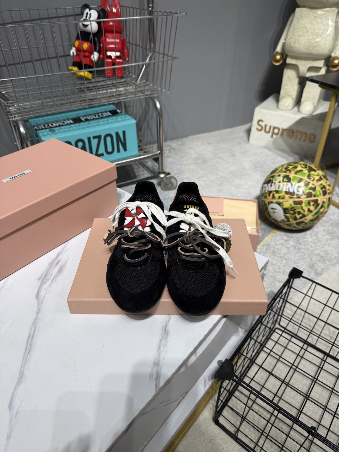 NO:868777,Miu Miu 26ss new sweet-cool style casual sneakers for early spring. Effortlessly high-end, start with this pair of shoes. Breathable mesh + soft soles, comfortable for walking and standing for long periods of time. The iconic double-layer laces and fur ball hangings make the basic model smart and refined. Whether you are commuting, dating or visiting an exhibition, you can quietly shine in the crowd.  Wear the girly feel of Miu style on your feet ~ the mesh is breathable and light, double-layer shoelaces + fur ball hangings, full of sweet and cool details. The four colors are gentle and suitable for spring and summer. They are soft when you step on them, giving you a windy feel when you walk, and a relaxed feeling for daily outings. The upper is cow suede, the lining is sheepskin, and the outsole is rubber. Size35-40 (40  Customized (non-returnable), casual shoes/sports shoes, miumiu, sneakers, sheepskin19860909Miu Miu 26ss 早春新款甜酷风休闲运动鞋 不费力的高级感,从这双鞋开始.透气网面+柔软鞋底,走路久站都舒服.标志性的双层鞋带和毛球挂饰,让基础款也变得灵动又精致.不管是通勤、约会还是逛展,都能让你在人群里悄悄发光. 把miu系少女感穿在脚上～网面透气又轻盈,双层鞋带+毛球挂饰,甜酷细节拉满.四色温柔适配春夏,踩上去软乎乎的,是走路都带风的千金感,也是日常出街的松弛感. 鞋面牛反绒 内里羊皮 大底橡胶大底 Size35-40（40 定制不退换）,休闲鞋/运动鞋,miumiu,sneakers,sheepskin,Women's Shoes