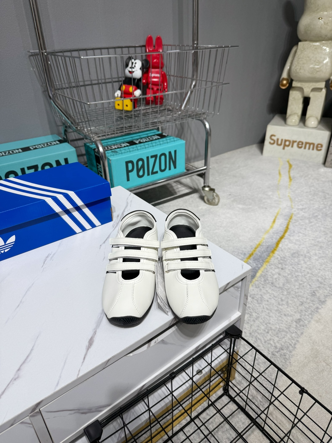 NO:882931,Adidas Trefoil ANFU MJ (KH6224) Burgundy adidas Anfu Velcro red and white sneakers No. LT6224 Item No. KH6224 Size 36-41 Three Velcro closures, easy to put on and take off, suitable for wide feet/high insteps Classic T-head shape + retro three stripes, a combination of ballet style and moral training style The shoe body is stamped 'adidas Anfu'  Wording, Putian Anfu Shoe Mall limited logo, milky white raw rubber sole, visually small feet, full retro texture, casual shoes/sports shoes, adidas, sneakers19860909阿迪达斯三叶草 ANFU MJ（KH6224）酒红款 adidas 安福魔术贴红白板鞋 编号LT6224 货号KH6224 尺码36-41 三魔术贴开合,穿脱便捷,适配宽脚 / 高脚背 经典 T 头造型 + 复古三条杠,芭蕾风与德训风结合 鞋身烫金 “adidas 安福” 字样,莆田安福鞋城限定标识 奶白生胶底,视觉显脚小,复古质感拉满,休闲鞋/运动鞋,adidas,sneakers,Women's Shoes