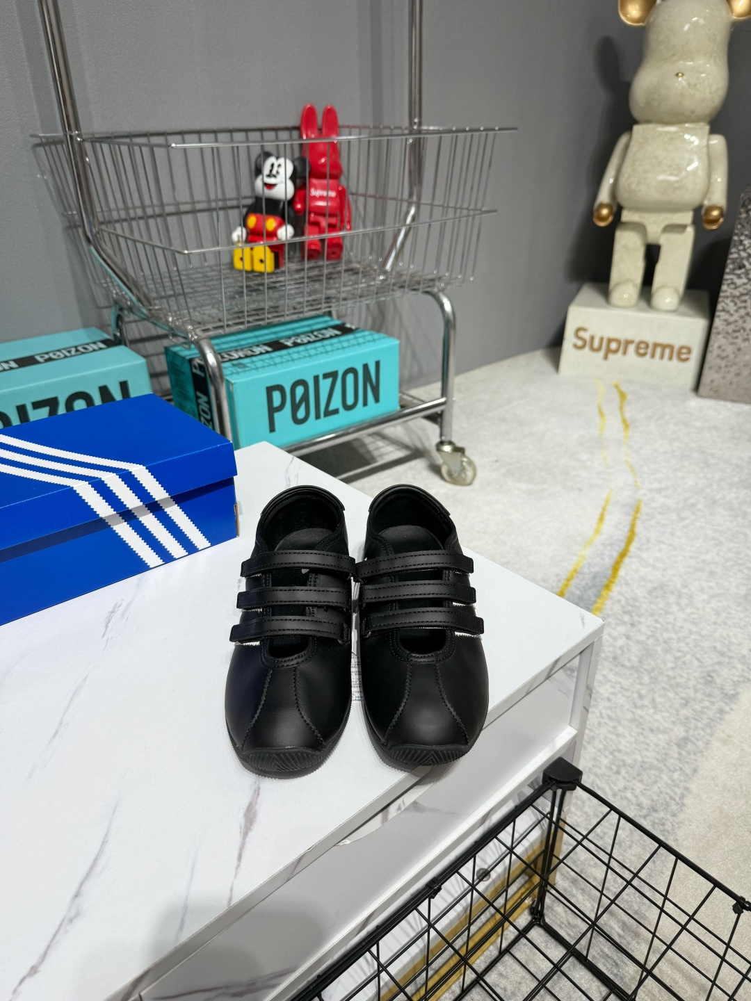 NO:882909,Adidas Trefoil ANFU MJ (KH6224) Burgundy adidas Anfu Velcro red and white sneakers No. LT6224 Item No. KH6224 Size 36-41 Three Velcro closures, easy to put on and take off, suitable for wide feet/high insteps Classic T-head shape + retro three stripes, a combination of ballet style and moral training style The shoe body is stamped 'adidas Anfu'  Wording, Putian Anfu Shoe Mall limited logo, milky white raw rubber sole, visually small feet, full retro texture, casual shoes/sports shoes, adidas, sneakers19860909阿迪达斯三叶草 ANFU MJ（KH6224）酒红款 adidas 安福魔术贴红白板鞋 编号LT6224 货号KH6224 尺码36-41 三魔术贴开合,穿脱便捷,适配宽脚 / 高脚背 经典 T 头造型 + 复古三条杠,芭蕾风与德训风结合 鞋身烫金 “adidas 安福” 字样,莆田安福鞋城限定标识 奶白生胶底,视觉显脚小,复古质感拉满,休闲鞋/运动鞋,adidas,sneakers,Women's Shoes