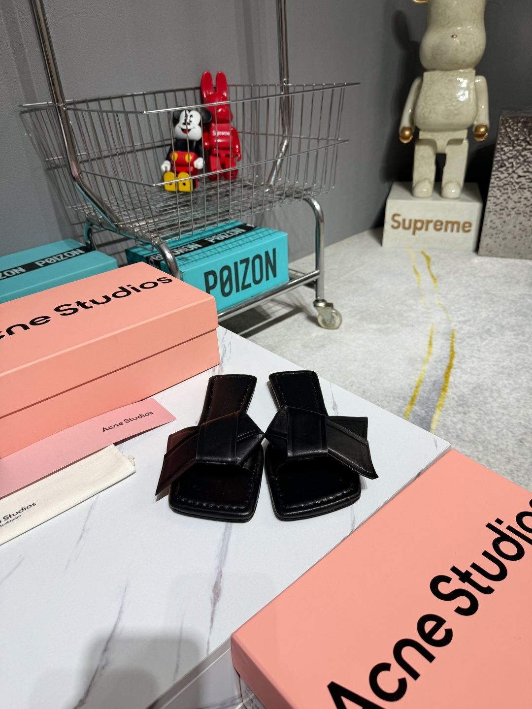 NO:882916,Acne Studios 26ss spring and summer new flat bow slippers. Acne Studios combines sports shoes with the popular ballet slippers elements to launch ballet for the first time. The entire pair of shoes also refers to the real pointe shoes worn by ballerinas, creating a strap design in the front half. There are also cross straps on the heel, boat-shaped shoe body, narrow and long last, etc., which are somewhat similar to pointe shoes.  The upper is made of textured veneer leather, and there are exquisite decorative straps on the rear of the shoe. It is matched with a seamless rubber sole. It is a pair of flat shoes with both romantic and street feel. Size 35-40 (40 customized), slippers, Acne Studios, dior, flats, sneakers, slippers19860909Acne Studios 26ss春夏 新款平底蝴蝶结拖鞋 Acne Studios将运动鞋与当下热门的芭蕾舞鞋元素结合首次推出芭蕾舞 整双鞋也参考了芭蕾舞女演员真实穿的足尖鞋,打造前半段的绑带设计,脚后跟的地方也有交叉绑带,船型鞋身、窄长楦头等等,都和足尖鞋有几分相似. 鞋面采用带有纹路的饰面皮革制成,鞋后方还有精致的装饰性绑带,搭配无缝橡胶鞋底,是一双兼具浪漫与街头感的平底鞋. 码数35-40（40定做）,拖鞋,acne studios,dior,flats,sneakers,slippers,Women's Shoes