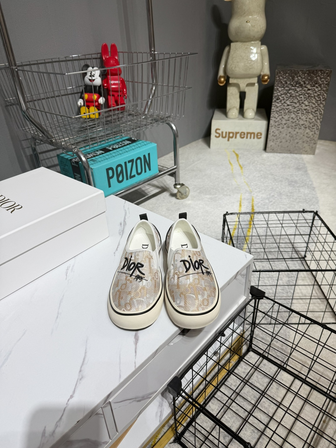 NO:882930,Dior [Dior] is hotly launched, shocking the launch of the 2056 spring and summer catwalk models, classic casual sneakers, countless Internet celebrity shows, selling crazy rhythm, the new product's material, electric embroidery technology and design elements are more abundant, size 35-45, loafers, dior, dior, loafers, sneakers19860909Dior【迪奥】火爆开启,震撼上市2056年春夏走秀款,经典休闲一脚踹运动鞋无数网红明星show,卖疯的节奏,新品的材质电绣工艺以及设计元素更加丰富,码数35-45,乐福鞋,dior,dior,loafers,sneakers,Women's Shoes