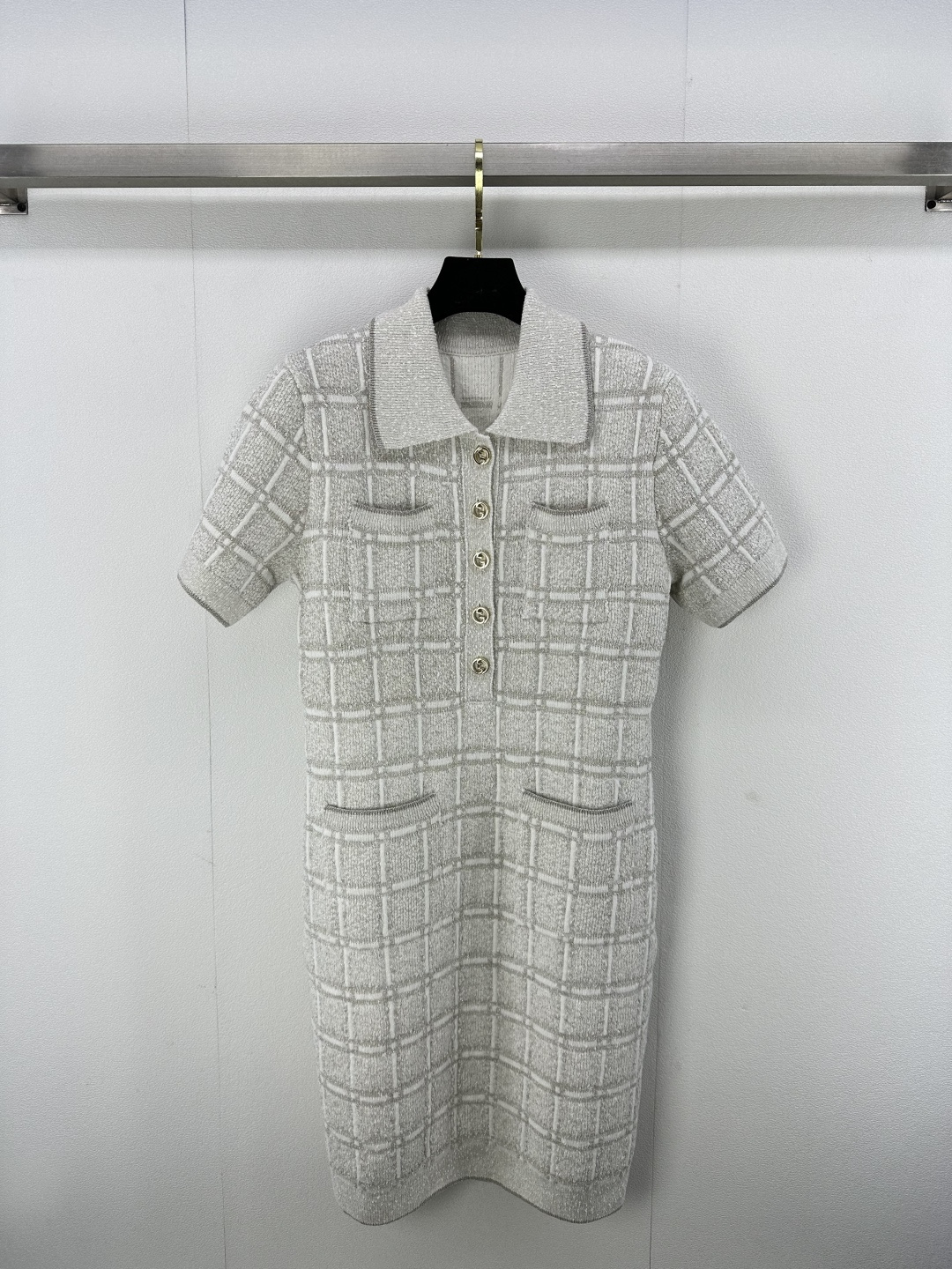 NO:294134,Gucc* new details 25Ss Early Spring New Style Celebrity Temperament Gold Wire Plaid Small Lapel Dress丨1:1 Original Single Classic Four-Pocket Waist-Close-up Style is not picky for people, making you look slim and versatile!  Custom metal buttons are low-key and luxurious!  Teddy fleece has a delicate and comfortable texture. A must-have item for white and rich beauty!  1 color 3 code SML, gucci, skirts, alexander wang19860909Gucc*上新细节 25Ss 早春新款名媛气质金丝格纹小翻领连衣裙丨1:1原单 经典四口袋收腰版型不挑人上身显瘦又百搭！定制金属纽扣低调奢华！泰迪绒质感细腻舒适.白富美必备单品！ 1色3码SML,,gucci,skirts,alexander wang,Women's clothing