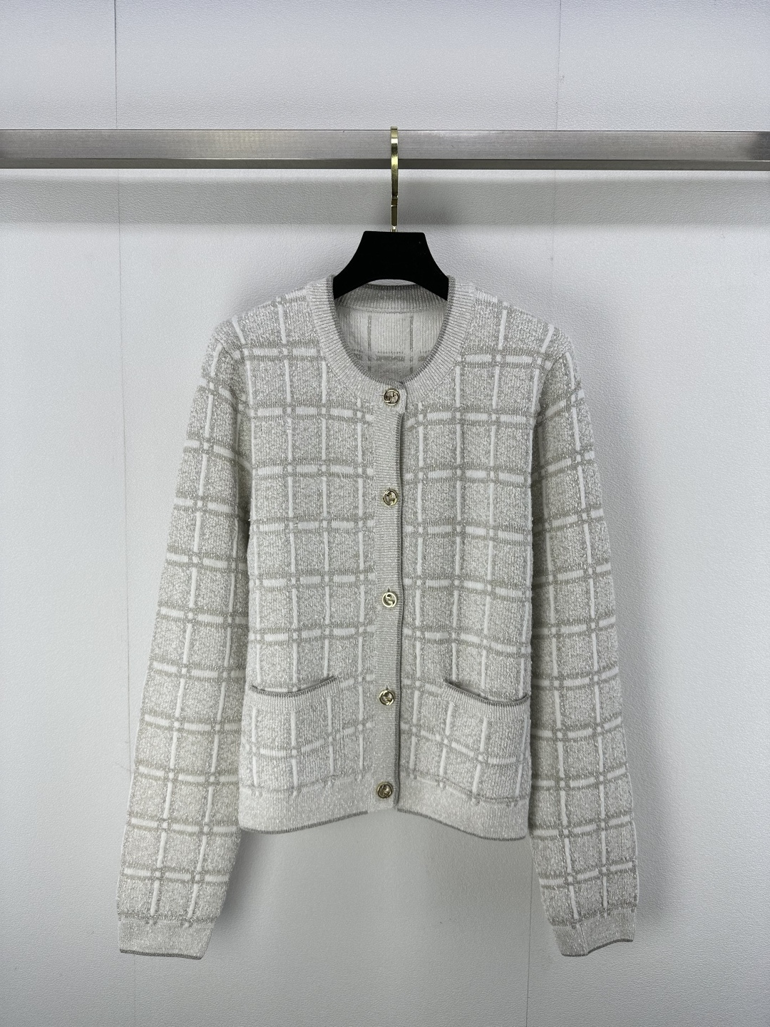 NO:294130,Gucc* new details 25Ss Early Spring New Style Celebrity Temperament Gold Wire Plaid Cardigan Jacket 1:1 Original List Classic Double Pocket H-style style is not picky about people, making you look slim and versatile!  Custom metal buttons are low-key and luxurious!  Teddy fleece texture is delicate and comfortable. 1 color 3 size SML, gucci, jackets & coats, alexander wang19860909Gucc*上新细节 25Ss 早春新款名媛气质金丝格纹开衫外套 1:1原单 经典双口袋H版型不挑人上身显瘦又百搭！定制金属纽扣低调奢华！泰迪绒质感细腻舒适. 1色3码SML,,gucci,jackets & coats,alexander wang,Women's clothing