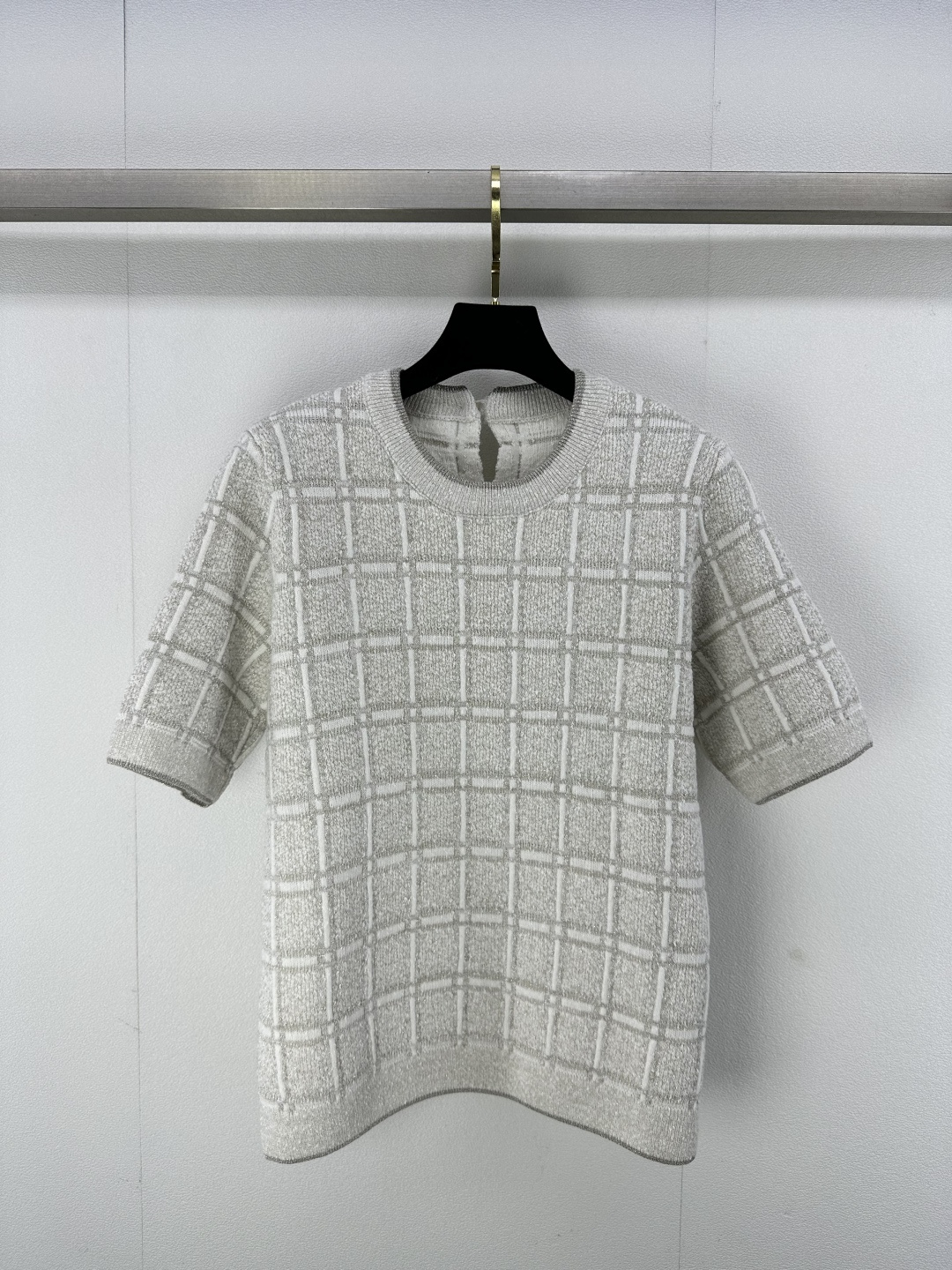 NO:294127,Gucc* New details 25Ss Early Spring New Style Celebrity Temperament Gold Wire Plaid Short-sleeved Top 1:1 Original List Classic round neck loose style not picky for people, making you look slim and versatile!  Custom metal buttons are low-key and luxurious!  Teddy fleece has a delicate and comfortable texture. A must-have item for white and rich beauty!  1 color 3 code SML, gucci, T-shirt, alexander wang19860909Gucc* 上新细节 25Ss 早春新款名媛气质金丝格纹短袖上衣 1:1原单 经典圆领宽松版型不挑人上身显瘦又百搭！定制金属纽扣低调奢华！泰迪绒质感细腻舒适.白富美必备单品！ 1色3码SML,,gucci,T-shirt,alexander wang,Women's clothing