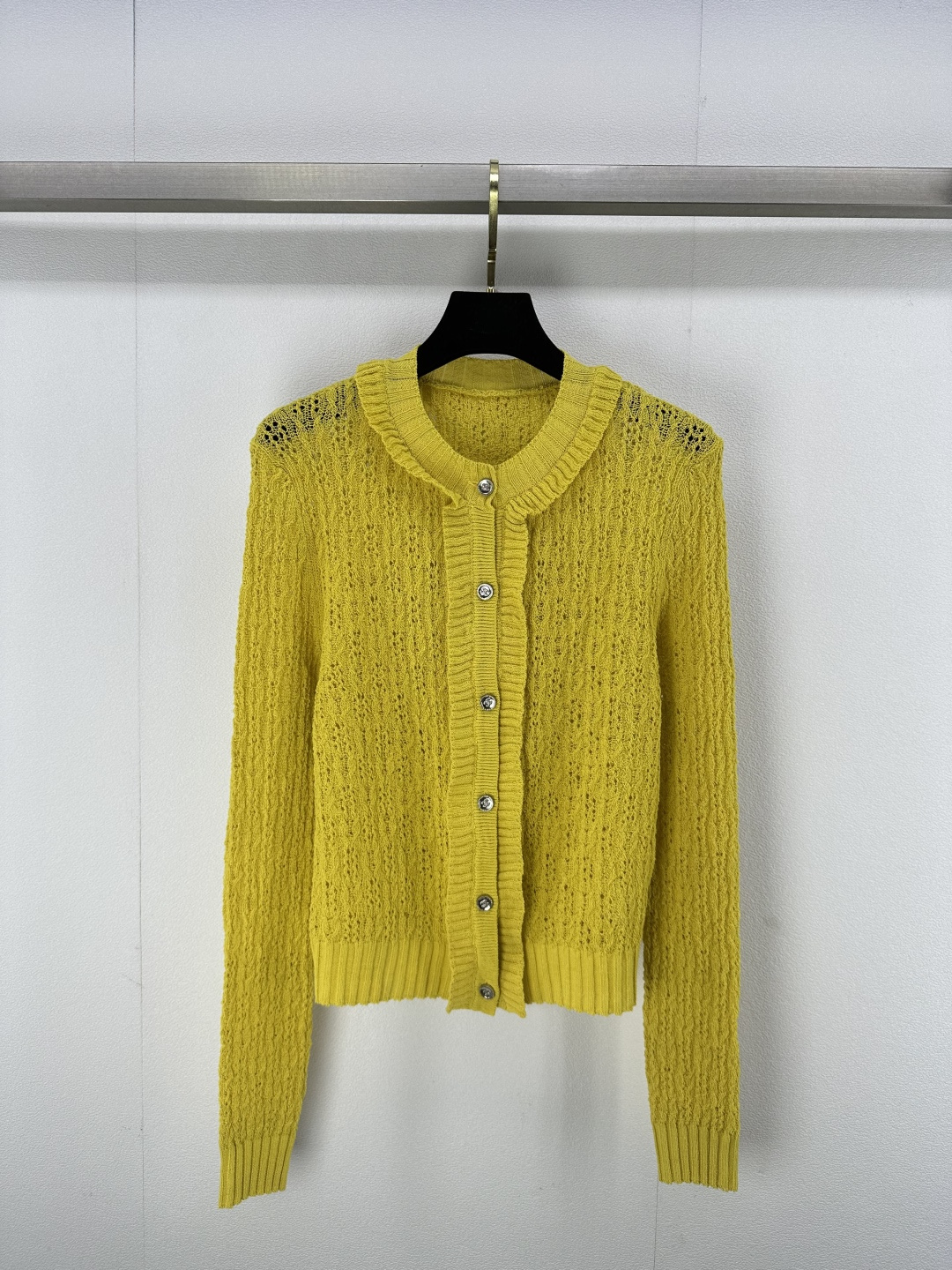 NO:294122,Chane* new details 25C early spring vacation series new knitted wood ear cardigan 1:1 original single twisted string three-dimensional jacquard decoration neckline ear design yb open mold double c letter logo metal button embellishment high-end fashionable socialite style 1 color 3 code SML, chanel, alexander wang19860909Chane*上新细节 25C 早春度假系列新款针织木耳边开衫 1:1 原单 麻花纽绳立体提花装饰 领口木耳边设计 yb开模双c字母logo金属纽扣点缀 高级时髦名媛风 1色3码SML,,chanel,alexander wang,Women's clothing