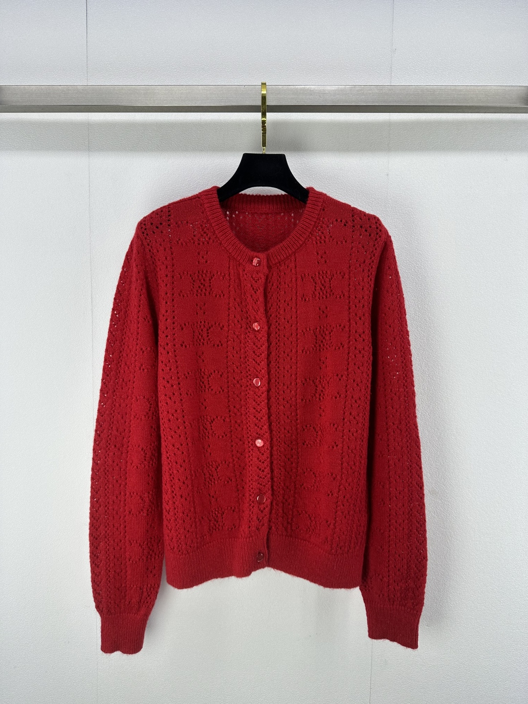 NO:294112,Celin* new details 25 Early spring new knitted round neck cardigan New Year red classic logo pattern hollow jacquard decoration Leader hem pressure pit strip design Simple and fashionable versatile 1 color 3 code SML, celine, alexander wang19860909Celin*上新细节 25 早春新款针织圆领开衫 新春红 经典logo图案镂空提花装饰 领袖口下摆压边坑条设计 简约时髦百搭 1色3码SML,,celine,alexander wang,Women's clothing