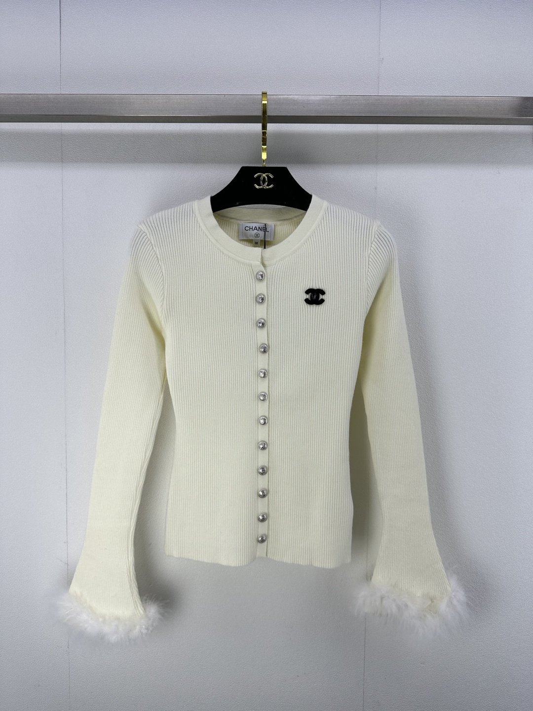 NO:294156,New details for CHANE* 25 New spring furry cuff cardigan long sleeves, flap sleeves with ostrich feathers, atmospheric and refined, slim fit, upper body, slim and slim, custom logo buttons, high dressing, very delicate temperament, and it also matches the cuffs with the jacket, fashionable and exquisite, 2 colors, 3 sizes, SML, chanel, jackets & coats, alexander wang19860909CHANE*上新细节 25 春季新品毛毛袖口开衫长袖 喇叭袖搭配鸵鸟毛 大气又不失精致感 修身版型上身显瘦遮肉 定制logo纽扣 穿搭性高 很显精致气质 搭配外套露出袖口也很有搭配感 时髦而精致 2色3码SML,,chanel,jackets & coats,alexander wang,Women's clothing