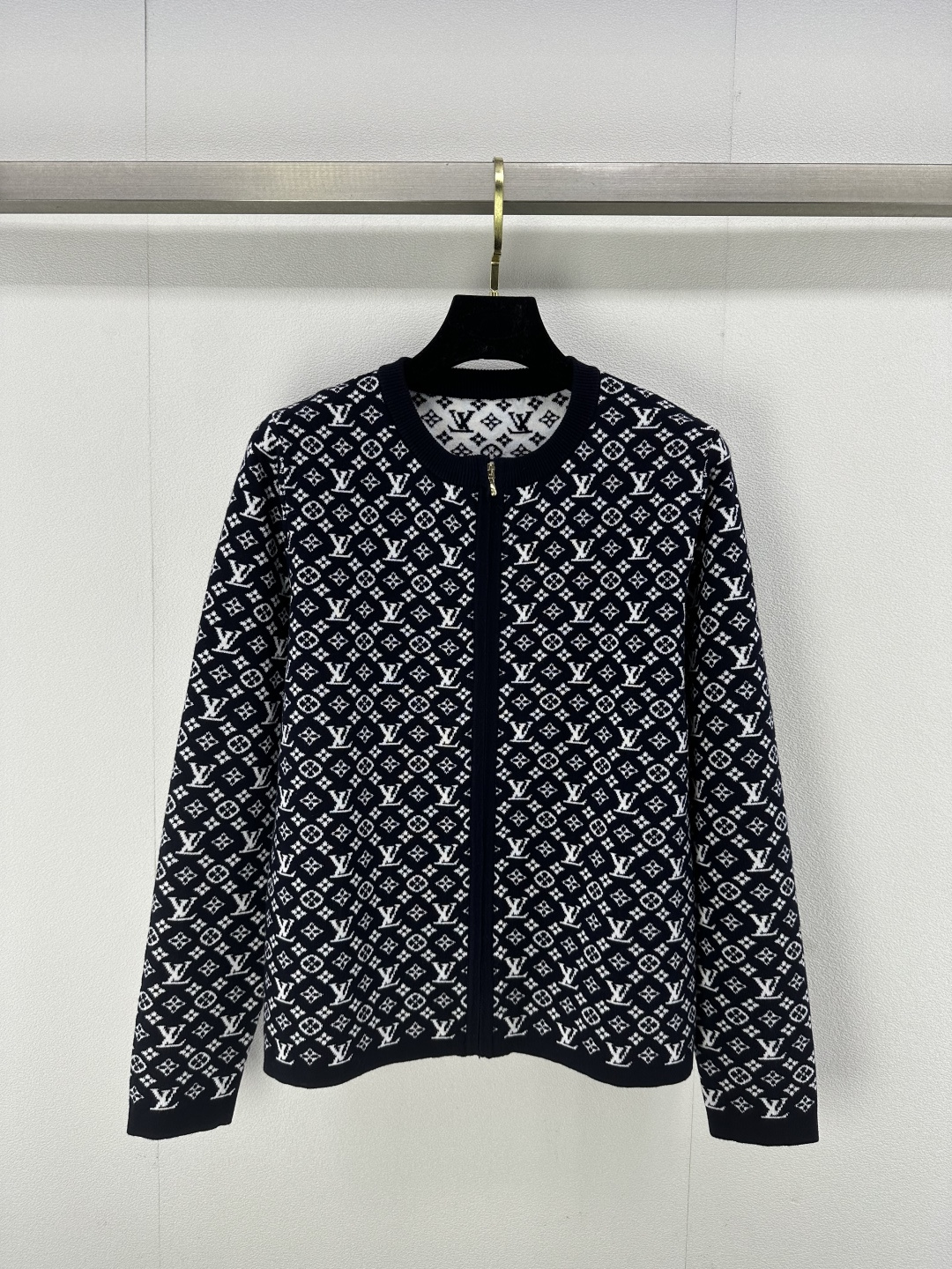 NO:294144,New details on Lv 25 Spring and summer new product letters presbyterian round neck zipper cardigan!  Jacquard classic and elegant, full of high-end feel, can also be worn alone, fully textured, versatile and casual, 1 color, 3 size SML,, louis vuitton, alexander wang19860909Lv 上新细节 25 春夏新品字母老花圆领拉链开衫！提花经典大气 气质满满的高级感 单穿也可 尽显质感 百搭又休闲 1色3码SML,,louis vuitton,alexander wang,Women's clothing