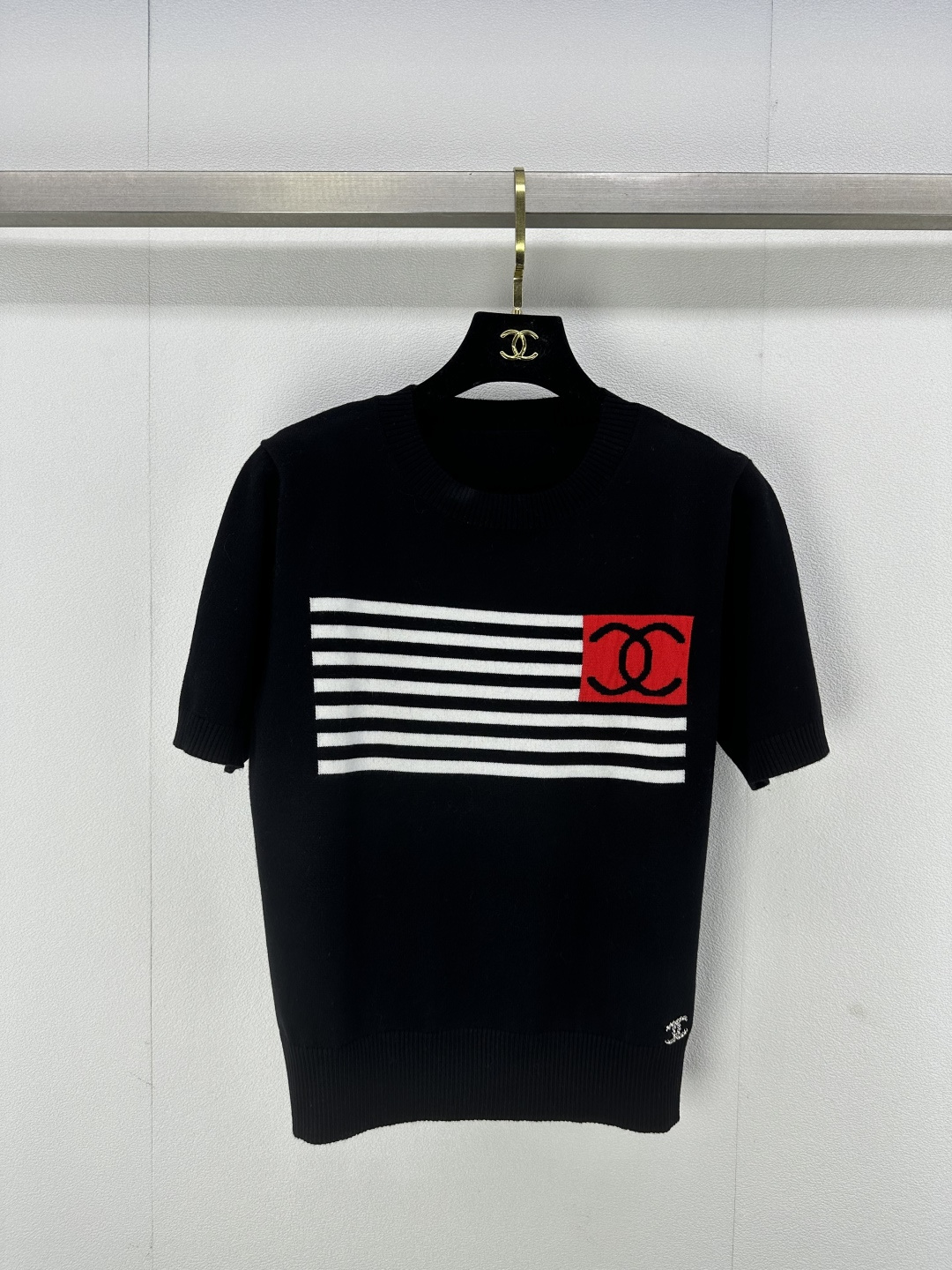 NO:294138,Chane* new details 25 Early spring new knitted round neck short sleeves Contrast striped splicing double c letter logo jacquard decoration Classic double c letter logo embellishment simple and fashionable versatile 2 colors 3 codes SML, chanel, T-shirt, alexander wang19860909Chane*上新细节 25 早春新款针织圆领短袖 撞色条纹拼接双c字母logo提花装饰 下摆经典双c字母logo点缀 简约时髦百搭 2色3码SML,,chanel,T-shirt,alexander wang,Women's clothing