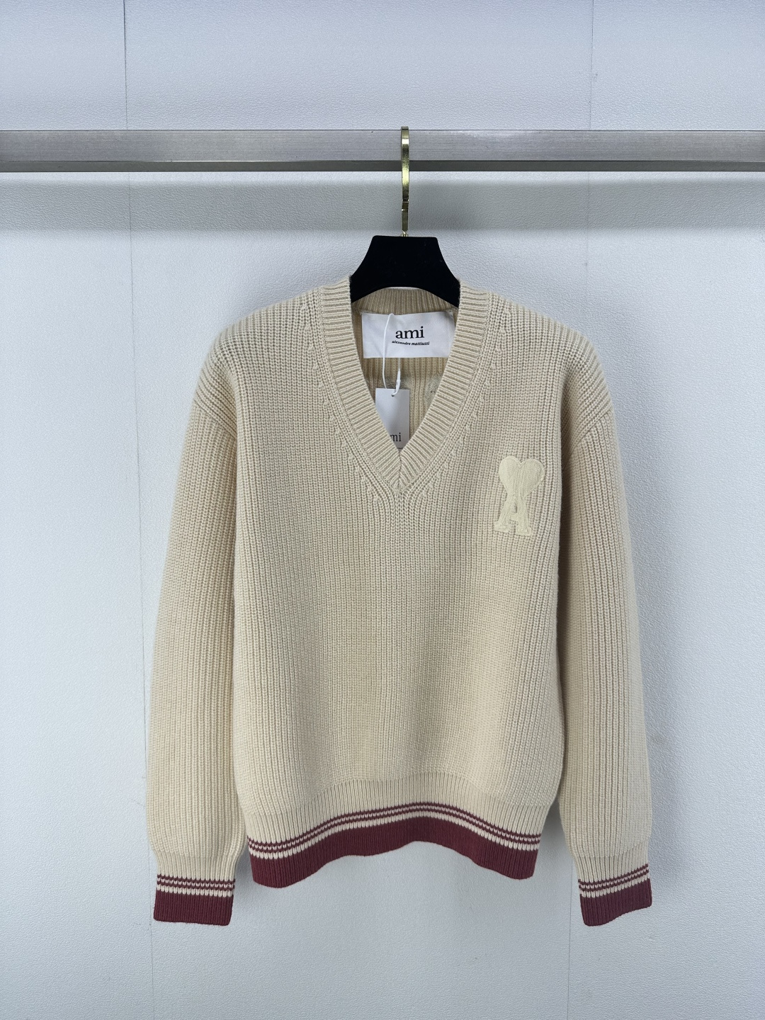 NO:294129,Ami* new details 25 Early spring new knitted V-neck pullover classic letter A embroidery embroidery back letter logo embroidery decoration Simple and fashionable college style 3 colors 3 codes SML, alexander wang19860909Ami*上新细节 25 早春新款针织V领套头 经典字母A刺绣点缀 后背字母logo刺绣装饰 简约时髦学院风 3色3码SML,,alexander wang,Women's clothing