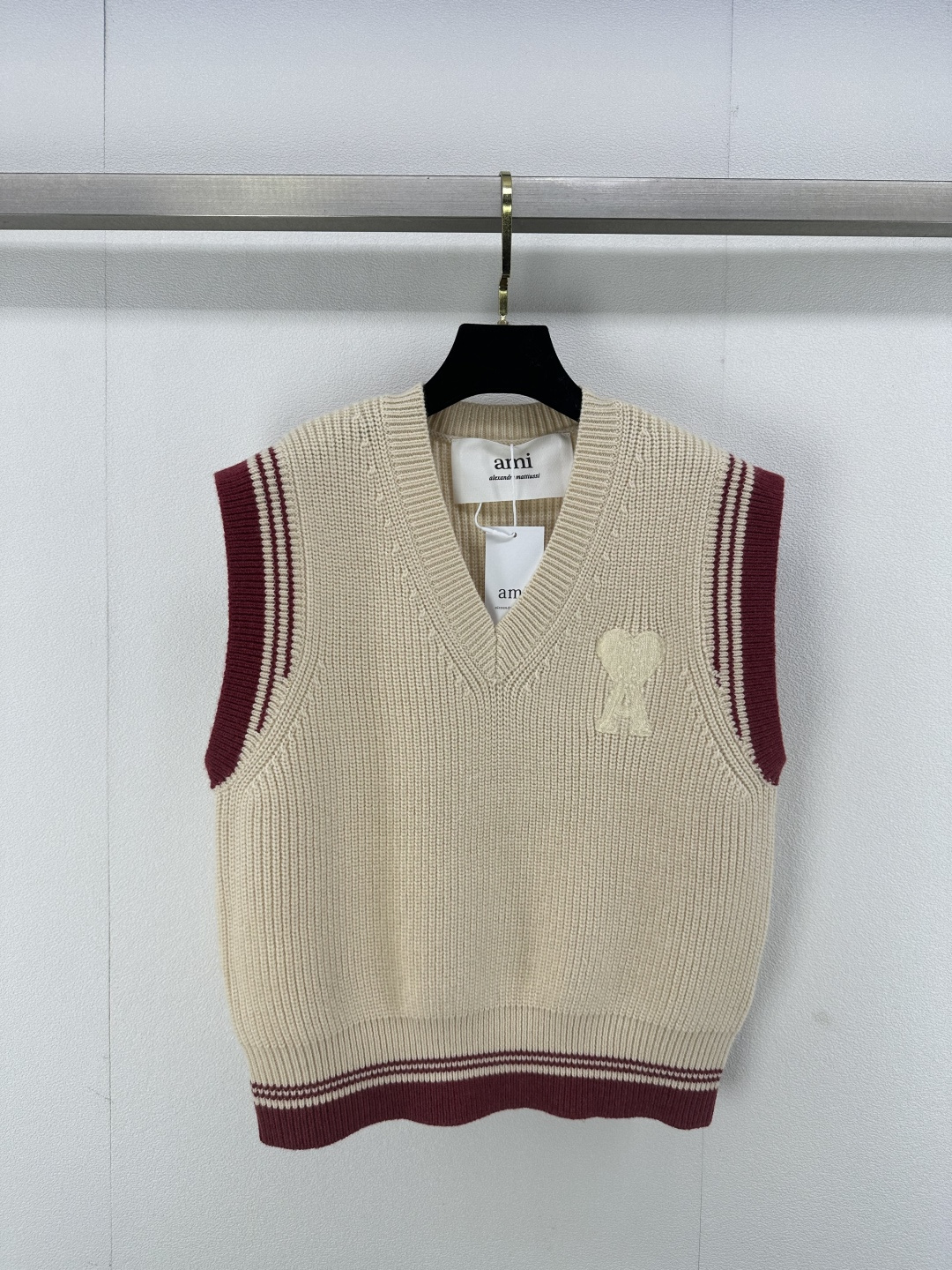 NO:294125,Ami* new details 25 Early spring new knitted vest classic brand letter A embroidery decoration single layer simple fashionable and versatile college style 3 colors 3 codes SML, alexander wang19860909Ami*上新细节 25 早春新款针织马甲 经典品牌字母A刺绣装饰 单穿叠穿 简约时髦百搭学院风 3色3码SML,,alexander wang,Women's clothing