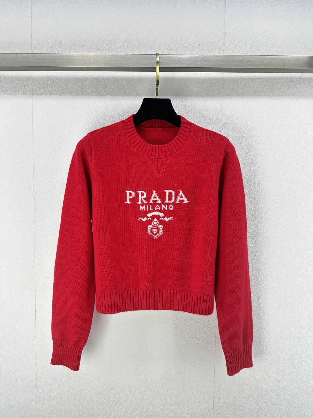 NO:294120,New details on Prad* 25 early spring latest logo round neck short long sleeves!  New Year's red chest brand embroidered logo logo, exquisite, luxurious and eye-catching, perfect interpretation of the logo, full of high-end feeling, sweet and cool girl handsome and casual temperament 5 colors 3 codes SML, prada, alexander wang19860909Prad*上新细节 25早春最新logo圆领短款长袖！新春红胸前品牌刺绣logo标识,精致奢华又吸睛,完美诠释标示性,入眼满满的高级感,甜酷风少女帅气随性气质 5色3码SML,,prada,alexander wang,Women's clothing