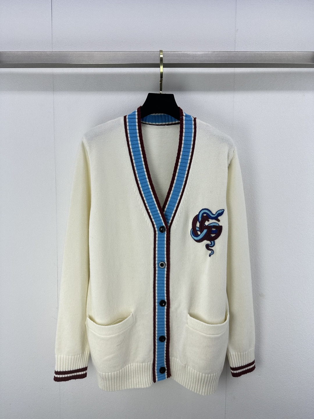 NO:294115,New details on Gucc* 25 years limited-edition knitted V-neck cardigan, two-pocket decoration, double G letter logo embroidery embellishment, yb open mold letter logo button decoration, high-end fashionable and exquisite versatile 1 color 3 code SML,,gucci,alexander wang19860909Gucc*上新细节 25 年限定针织V领开衫 两口袋装饰 双G字母logo刺绣点缀 yb开模字母logo纽扣装饰 高级时髦精致百搭 1色3码SML,,gucci,alexander wang,Women's clothing
