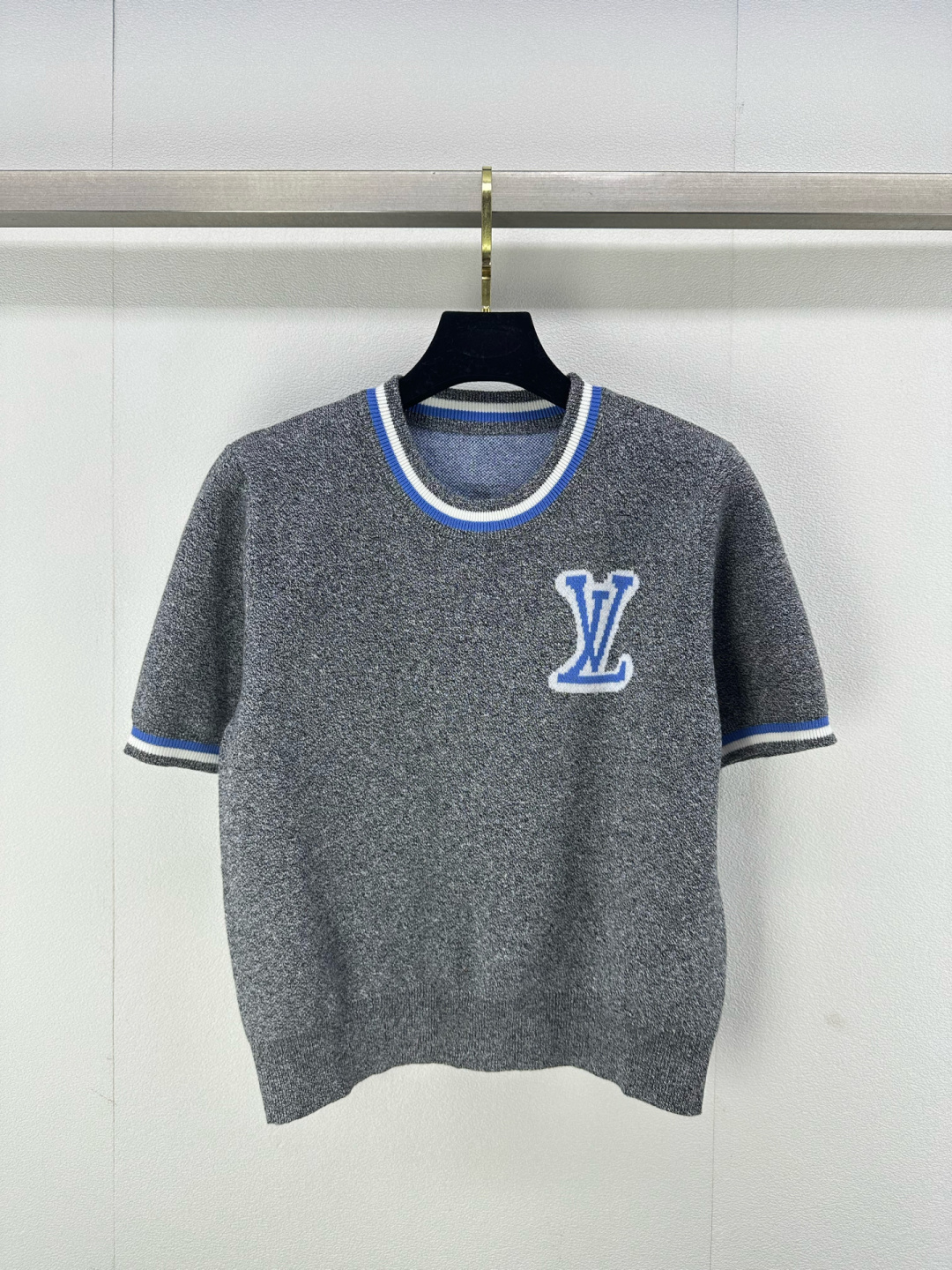 NO:294110,LV *New details 25 new knitted round neck short sleeves, leader's mouth contrast striped edge design, classic letter logo jacquard decoration, back logo geometric elements jacquard embellishment, fashionable and high-end versatile 2 colors and 3 codes SML,,louis vuitton, T-shirt, alexander wang19860909LV *上新细节 25 新款针织圆领短袖 领袖口撞色条纹包边设计 经典字母logo提花装饰 后背logo几何元素提花点缀 时髦高级百搭 2色3码SML,,louis vuitton,T-shirt,alexander wang,Women's clothing