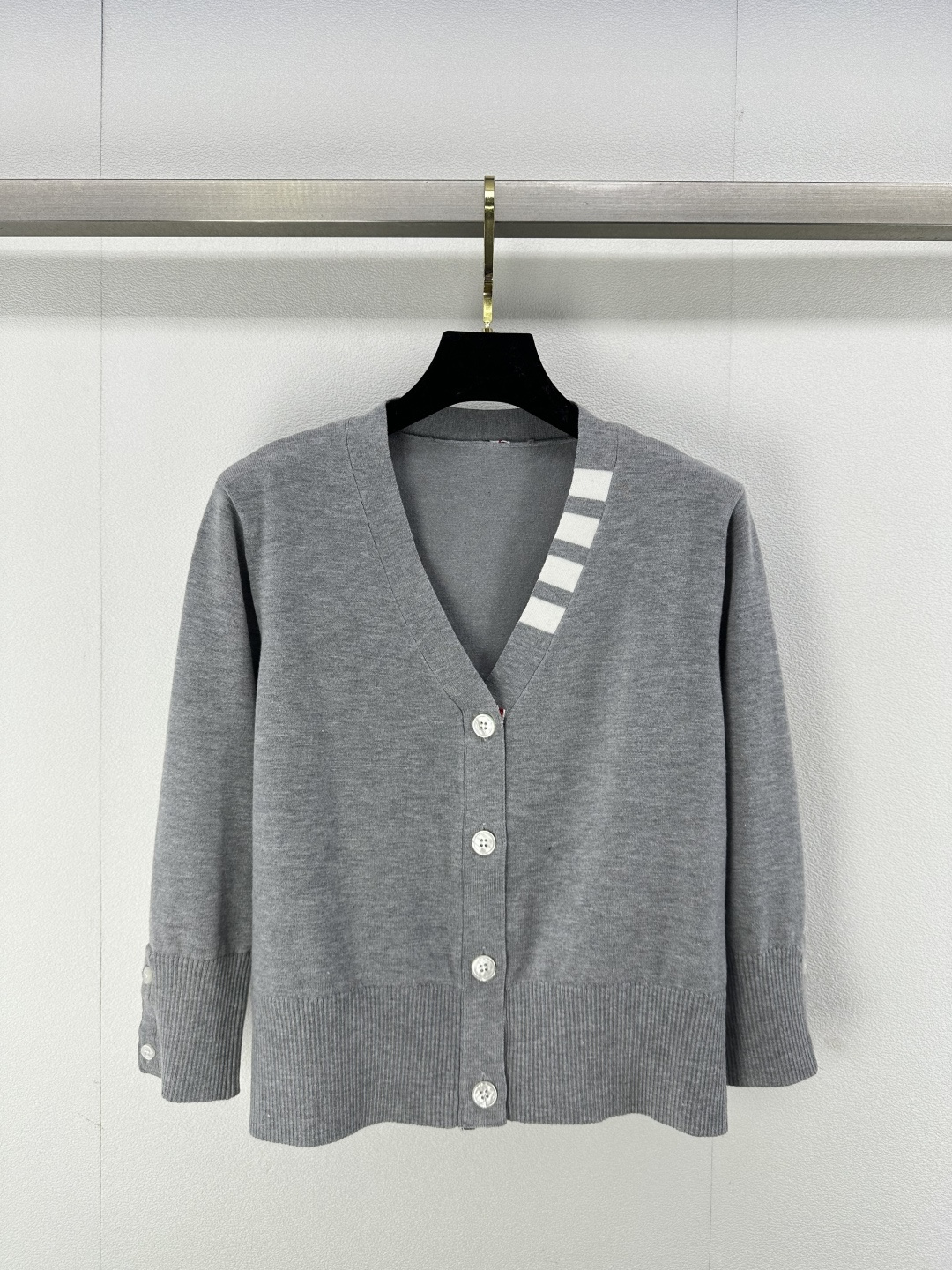 NO:294106,New details on Tb 25 Early spring new knitted V-neck cardigan, quarter-sleeved V-neck cardigan, classic neckline brand four-bar yb open mold button decoration, simple classic fashionable and versatile 3 colors 3 codes SML,,alexander wang19860909Tb上新细节 25 早春新款针织V领开衫 七分袖V领开衫 领口经典品牌四条杠 yb开模纽扣装饰 简约经典时髦百搭 3色3码SML,,alexander wang,Women's clothing