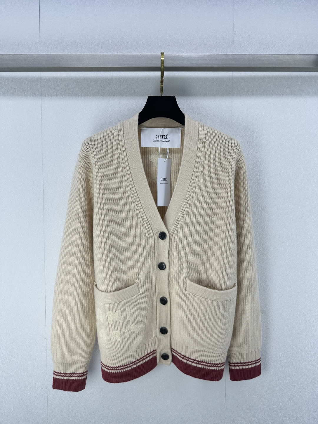 NO:294102,Ami* new details 25 Early spring new knitted V-neck cardigan, two-bag decorative letter logo embroidery embellishment yb open mold letter logo button decoration classic letter A embroidery embellishment on the back, high-end fashionable college style 3 colors 3 codes SML,,alexander wang19860909Ami*上新细节 25 早春新款针织V领开衫 两口袋装饰字母logo刺绣点缀 yb开模字母logo纽扣装饰 后背经典字母A刺绣点缀 高级时髦学院风 3色3码SML,,alexander wang,Women's clothing