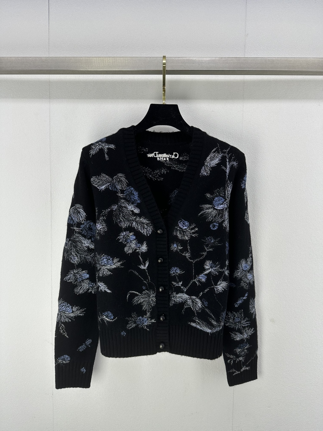 NO:294098,Dio* New details 25 New round neck heavy industry chest embroidered plant cardigan!  The classic V-neck style looks huge and slim!  Customized pearl cd buckles, positioning embroidery craftsmanship and fashionable temperament!  2 colors 3 codes SML, dior, alexander wang19860909Dio* 上新细节 25 新款圆领重工胸前刺绣植物开衫！经典v领版型上身巨显瘦！定制珍珠cd扣 定位刺绣工艺优雅又时髦气质单品！ 2色3码SML,,dior,alexander wang,Women's clothing