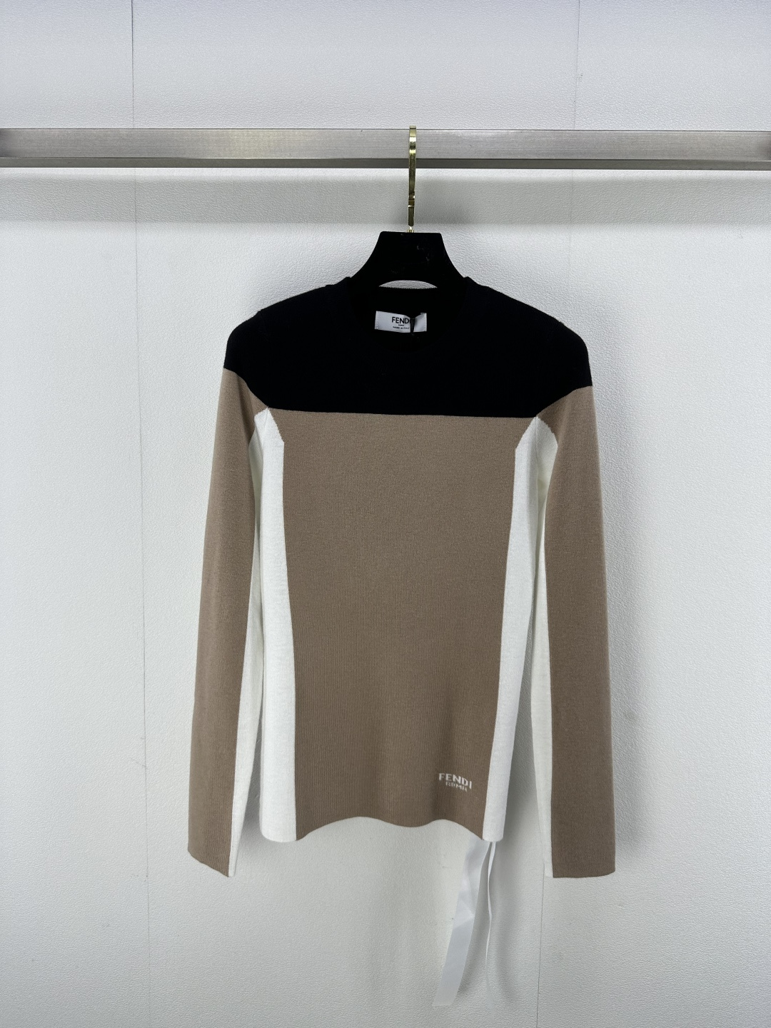 NO:294090,New details on Fend* 25 Spring new color-blocking fashion sweater, French round neck design, elegant and generous, color collision shows unique charm, versatile and not picky 2 colors 3 codes SML, fendi, alexander wang19860909Fend*上新细节 25 春季新款拼色时尚针织衫,法式圆领设计,优雅又大方,色彩碰撞展现独特魅力,百搭不挑人 2色3码SML,,fendi,alexander wang,Women's clothing