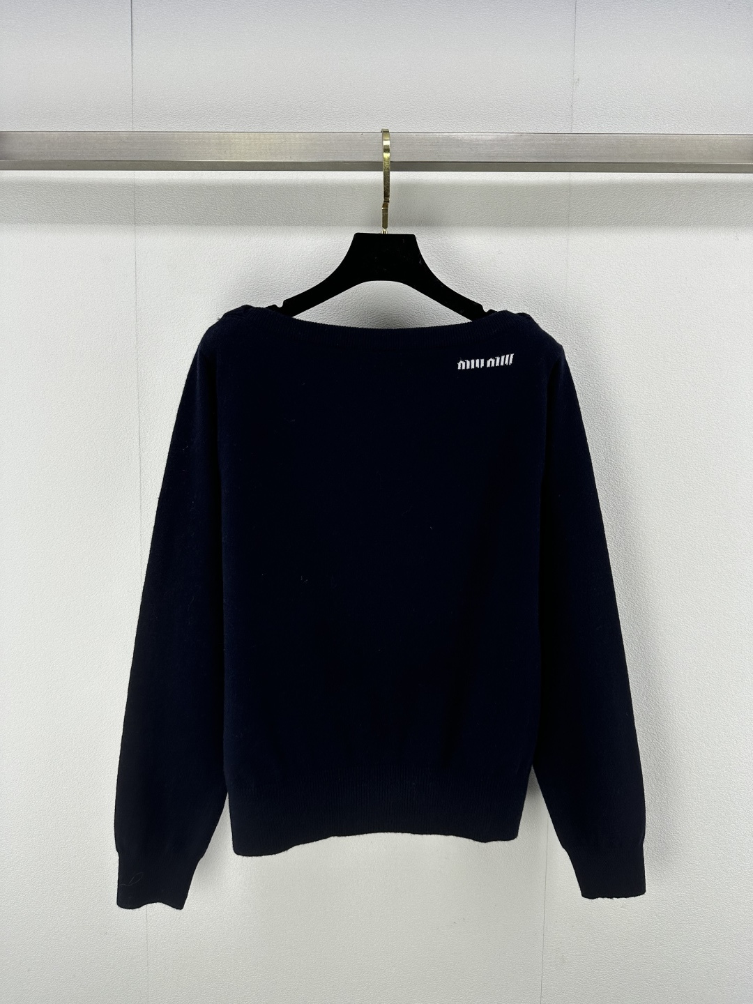 NO:294085,Miumi* new details 25 new letter jacquard design, one-length neck shows elegant collarbone, long sleeves are warm and fashionable, simple without losing the sense of high-end, showing feminine charm. 2 colors and 3 codes SML, miumiu, alexander wang19860909miumi*上新细节 25 新款字母提花设计,一字领展现优雅锁骨,长袖保暖又时尚,简约而不失高级感,尽显女性魅力. 2色3码SML,,miumiu,alexander wang,Women's clothing