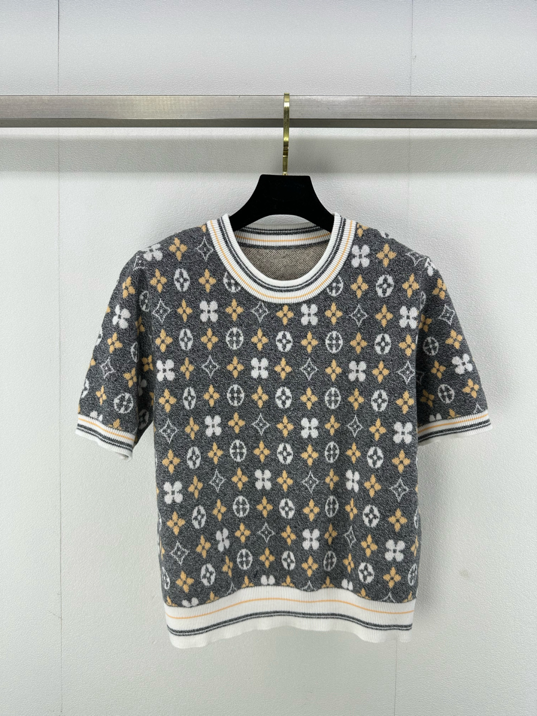 NO:294071,New details on LV* 25 Spring new style knitted round neck pullover short sleeves Classic brand logo elements contrasting color jacquard decoration yb open mold logo metal button embellishment high-end fashionable and versatile 2 colors 3 codes SML,,louis vuitton,T-shirt,alexander wang19860909LV*上新细节 25 春季新款针织圆领套头短袖 经典品牌logo元素撞色提花装饰 yb开模logo金属纽扣点缀 高级时髦百搭 2色3码SML,,louis vuitton,T-shirt,alexander wang,Women's clothing