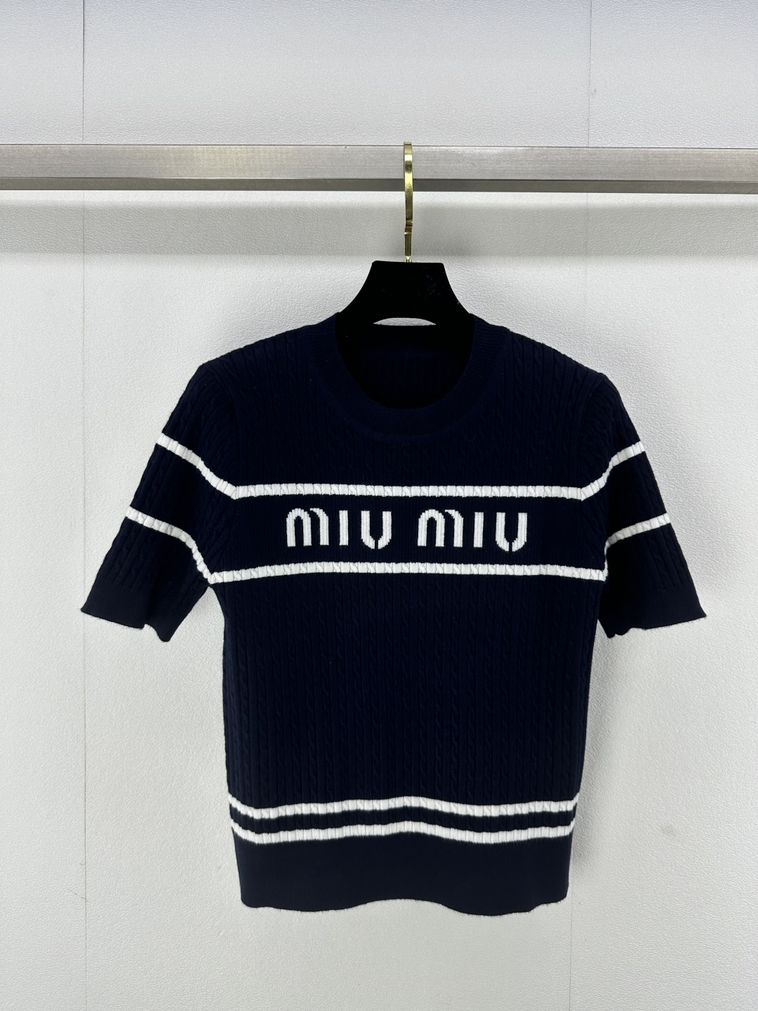 NO:294066,Miumi* new details 25 spring new round neck short sleeves contrasting letters white horizontal bars everyday commuting and traveling soft and comfortable skin-friendly 2 colors 3 codes SML, miumiu, T-shirt, alexander wang19860909Miumi*上新细节 25 春季新款圆领短袖 撞色字母白色横条 日常通勤出行百搭款 柔软舒适亲肤 2色3码SML,,miumiu,T-shirt,alexander wang,Women's clothing