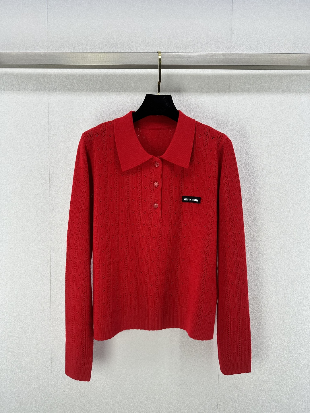 NO:296234,Miumi* new details 25 Early spring new knitted lapel long sleeves Chinese limited red classic letter logo embellishment yb open mold letter logo button embellishment Simple and fashionable and exquisite Essential Spring Festival must-have 1 color 3 code SML, miumiu, alexander wang19860909Miumi*上新细节 25 早春新款针织翻领长袖 中国限定红色 经典字母logo标点缀 yb开模字母logo纽扣点缀 简约时髦精致 春节过年必备 1色3码SML,,miumiu,alexander wang,Women's clothing