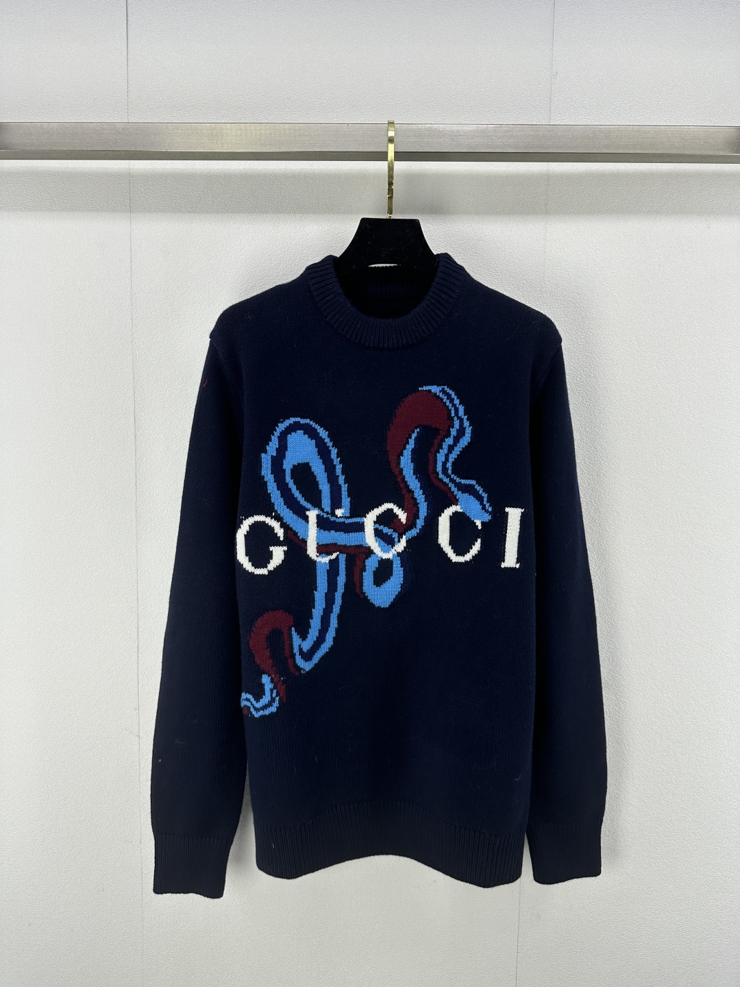 NO:296230,New details on Gucc* 25 The latest official website of early spring synchronizes the New Year's zodiac signs contrasting color hooked flower round neck long-sleeved sweater!  Customized YB wool yarn weaving round neck pullover sweater tailoring. Use knitted texture to complete cartoon-style snake-shaped patterns. Brand logo embellishes details to show the brand's sense of luxury. Echo the New Year's Eve atmosphere of the Year of the Snake. Regular style to accommodate the figure. The tone is relaxed and high-end. Outside and inside are outstanding. 1 color and 3 size SML, gucci, sweaters, alexander wang19860909Gucc*上新细节 25 早春最新官网同步贺岁生肖撞色钩花圆领长袖毛衣！定制YB羊毛纱线织造 圆领套头毛衣剪裁 利用针织肌理完成卡通风格的蛇形图案 品牌logo点缀细节 尽显品牌高级感 呼应蛇年贺岁应节氛围 常规版型包容身材 调性松弛高级 外穿内搭皆出彩 1色3码SML,,gucci,sweaters,alexander wang,Women's clothing