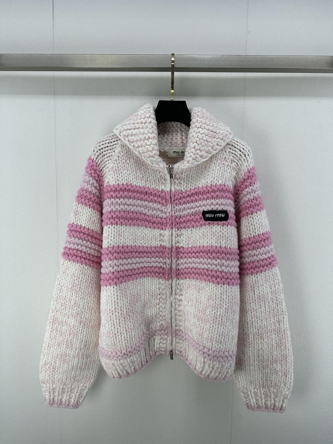 NO:296225,Miumi* new details 25 new roving thick sweater knitted lapel cardigan thick wool white and red mixed yarn knitting technique simulates the retro sweater style of the 1990s, velvet logo on the chest, fashionable and temperament, useless and not picky 2 colors and 3 sizes SML, miumiu, sweaters, alexander wang19860909Miumi*上新细节 25 新款彩纱粗毛衣针织翻领开衫 粗羊毛白红混纱编织手法 模拟90年代复古织毛衣风格,胸前绒线logo标识 时髦又气质 白搭不挑人 2色3码SML,,miumiu,sweaters,alexander wang,Women's clothing