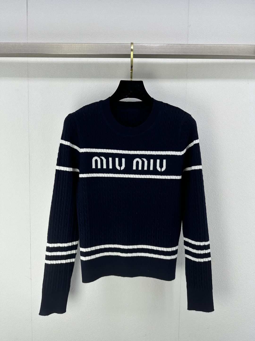 NO:296220,Miumi* new details 25 Early spring new knitted round neck pullover, twisted string craft, letter logo contrasting color jacquard decoration, simple and fashionable daily versatile 2 colors 3 codes SML,,miumiu,alexander wang19860909Miumi*上新细节 25 早春新款针织圆领套头 麻花纽绳工艺 字母logo撞色提花装饰 简约时髦日常百搭 2色3码SML,,miumiu,alexander wang,Women's clothing