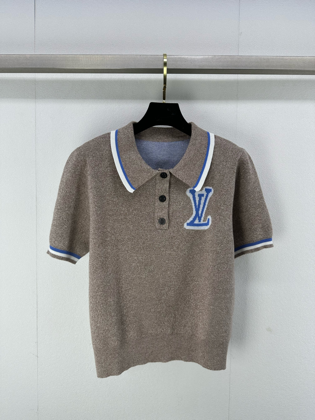 NO:296215,LV* new details 25 Early spring new knitted lapel short sleeve letter logo LV jacquard decoration yb mold logo button embellishment back logo element decoration high-end fashionable and versatile 2 colors 3 codes SML,,louis vuitton,T-shirt,alexander wang19860909LV*上新细节 25 早春新款针织翻领短袖 字母logoLV提花装饰 yb开模logo纽扣点缀 后背logo元素装饰 高级时髦百搭 2色3码SML,,louis vuitton,T-shirt,alexander wang,Women's clothing