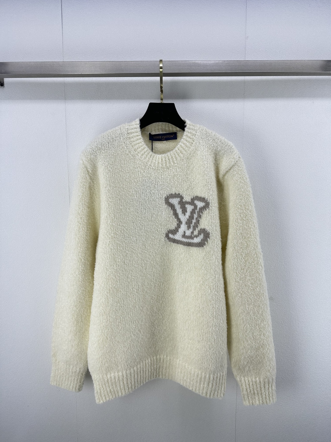 NO:296210,New details on LV* 25 years of early spring, round neck crochet letter pullover sweater, customized YB wool yarn weaving, high-quality texture, comfortable and soft, round neck long-sleeved sweater cut, neck cuffs wide threaded edges echo the hem of the hem, contrasting three-dimensional letter logo on the chest, back echoing, highlighting high-end positioning and fashionable tone, beige creates a gentle and quiet literary atmosphere, making the style more durable and versatile 1:1 version 1 color 3 code SML,,louis vuitton, sweaters, alexander wang19860909LV*上新细节 25年早春 圆领钩花字母套头毛衣,定制YB羊毛纱线织造 质感高级 舒适柔软 圆领长袖毛衣剪裁 领口袖口宽螺纹包边与衣摆相呼应 胸前撞色立体字母徽标装点 后背同位呼应 彰显高级定位和时尚调性 米色打造温柔恬静的文艺氛围感 让风格更耐看百搭 1:1版1色3码SML,,louis vuitton,sweaters,alexander wang,Women's clothing