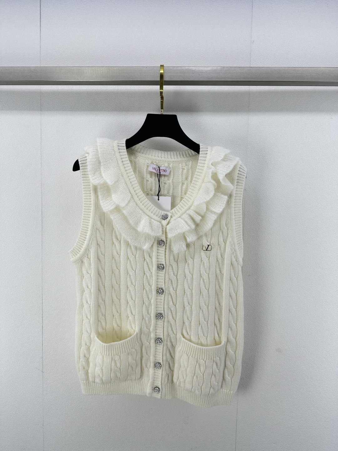 NO:296250,Valentin* New details New 25-year early spring new ruffled vest wool cardigan Customized precious silk yarn woven high-end diamond buttons Present excellent quality Decorated with pure white with ruffled design makes ready-to-wear more fashionable and high-end The palace lotus leaf embellishes the neckline echoes exquisite and elegant 1 color 3 code SML, valentino, alexander wang19860909Valentin*上新细节 25年早春新款荷叶边马甲毛织开衫 定制珍贵的丝毛纱线织造高级钻石纽扣 呈现极佳品相 饰以纯白色配荷叶边设 让成衣更为时髦高级 宫廷荷叶摆点缀在领口呼应 精致优雅 1色3码SML,,valentino,alexander wang,Women's clothing