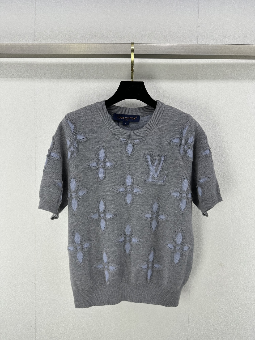 NO:296240,New details on LV* 25 new knitted jacquard round neck short sleeve classic letter logo geometric elements three-dimensional jacquard decoration high-end fashionable and versatile 3 colors 3 code SML, louis vuitton, T-shirt, alexander wang19860909LV*上新细节 25 新款针织提花圆领短袖 经典字母logo几何元素立体提花装饰 高级时髦百搭 3色3码SML,,louis vuitton,T-shirt,alexander wang,Women's clothing