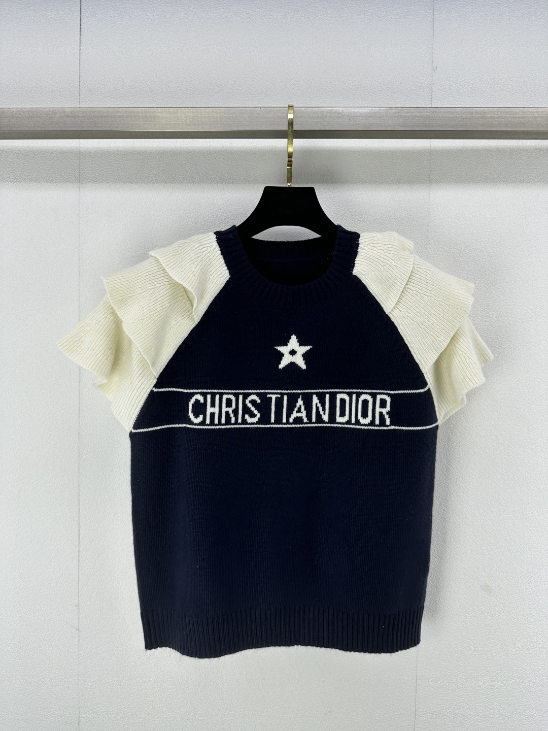 NO:296236,Dio* New details 25 New product lotus leaf sleeve five-pointed star short sleeve horizontal bar letter hook flower pattern jacquard contrasting star pattern sleeves decorated with piles of lotus leaf design adds to women's playful and lively style, more elegant and more elegant, customized dyed wool yarn weaving, soft and comfortable texture 3 colors 3 codes SML,,dior,T-shirt,alexander wang19860909Dio* 上新细节 25 新品荷叶袖五角星短袖 单杠字母钩花图案 提花撞色星星图案 袖子饰以堆堆荷叶设计 增添了女性俏皮灵动 穿搭风格更为气质甜美 定制定染羊毛纱线织造 质感软糯舒适 3色3码SML,,dior,T-shirt,alexander wang,Women's clothing