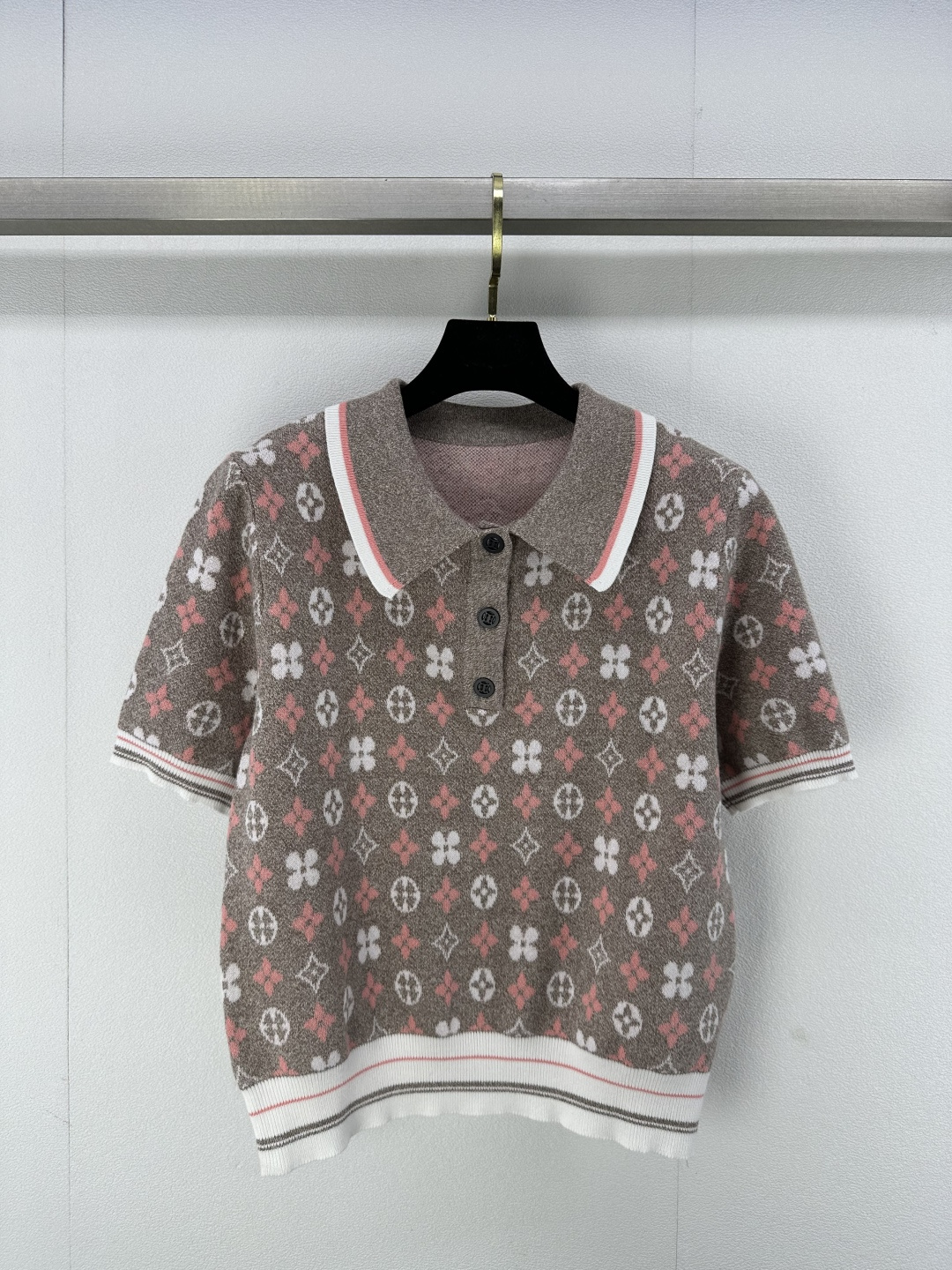 NO:296233,LV* new details 25 Early spring new knitted lapel short sleeves Classic brand logo elements old-fashioned jacquard decoration yb mold logo button embellishment high-end fashionable commuting versatile 2 colors 3 codes SML, louis vuitton, T-shirt, alexander wang19860909LV*上新细节 25 早春新款针织翻领短袖 经典品牌logo元素老花提花装饰 yb开模logo纽扣点缀 高级时髦通勤百搭 2色3码SML,,louis vuitton,T-shirt,alexander wang,Women's clothing