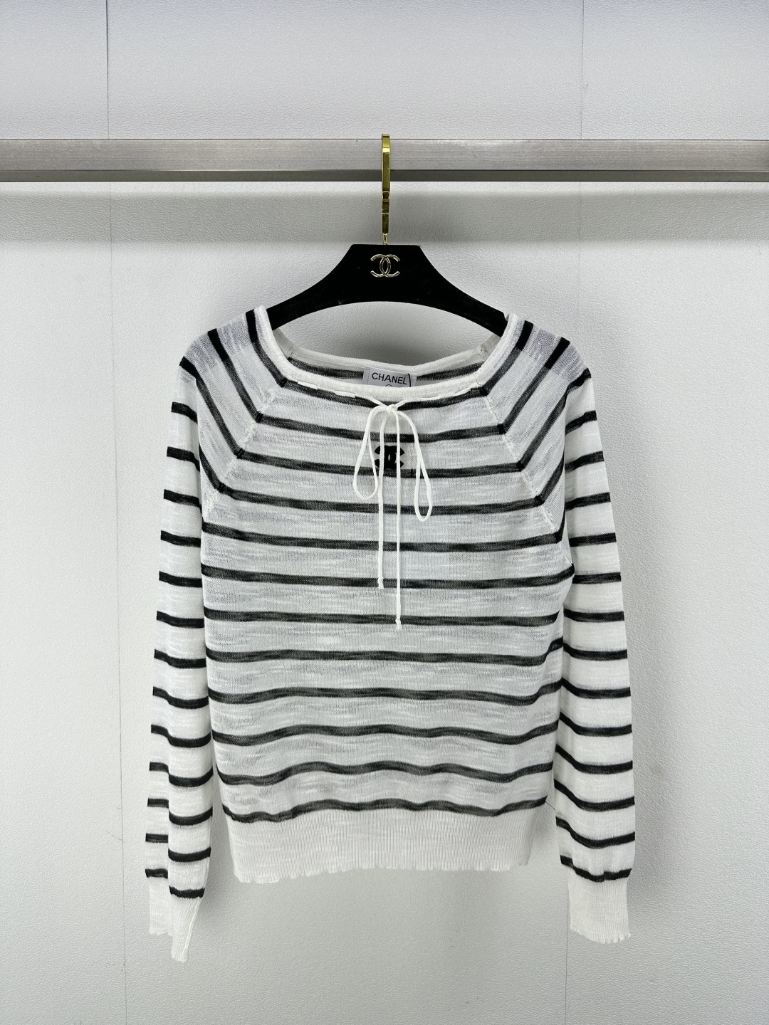 NO:296223,CHANE* New details 25 New thin sun protection striped long-sleeved shirt Striped knitted sweater versatile and slim. Paired with skirt or pants, cross-strip design on the front, backless trick, long-sleeved shirt sun protection and Korean lazy feeling, versatile stripes, soft and delicate fabric breathable, comfortable and not stuffy, 2 colors, 3 sizes, SML, chanel, skirts, alexander wang19860909CHANE* 上新细节 25 新款薄款防晒条纹长袖衫 条纹针织衫百搭显瘦 搭配裙子or 裤子皆可 前面交叉绑带设计露背小心机 长袖衫防晒又有韩系慵懒感 百搭条纹 柔软细腻的面料透气性满分 贴身舒适不闷热 2色3码SML,,chanel,skirts,alexander wang,Women's clothing