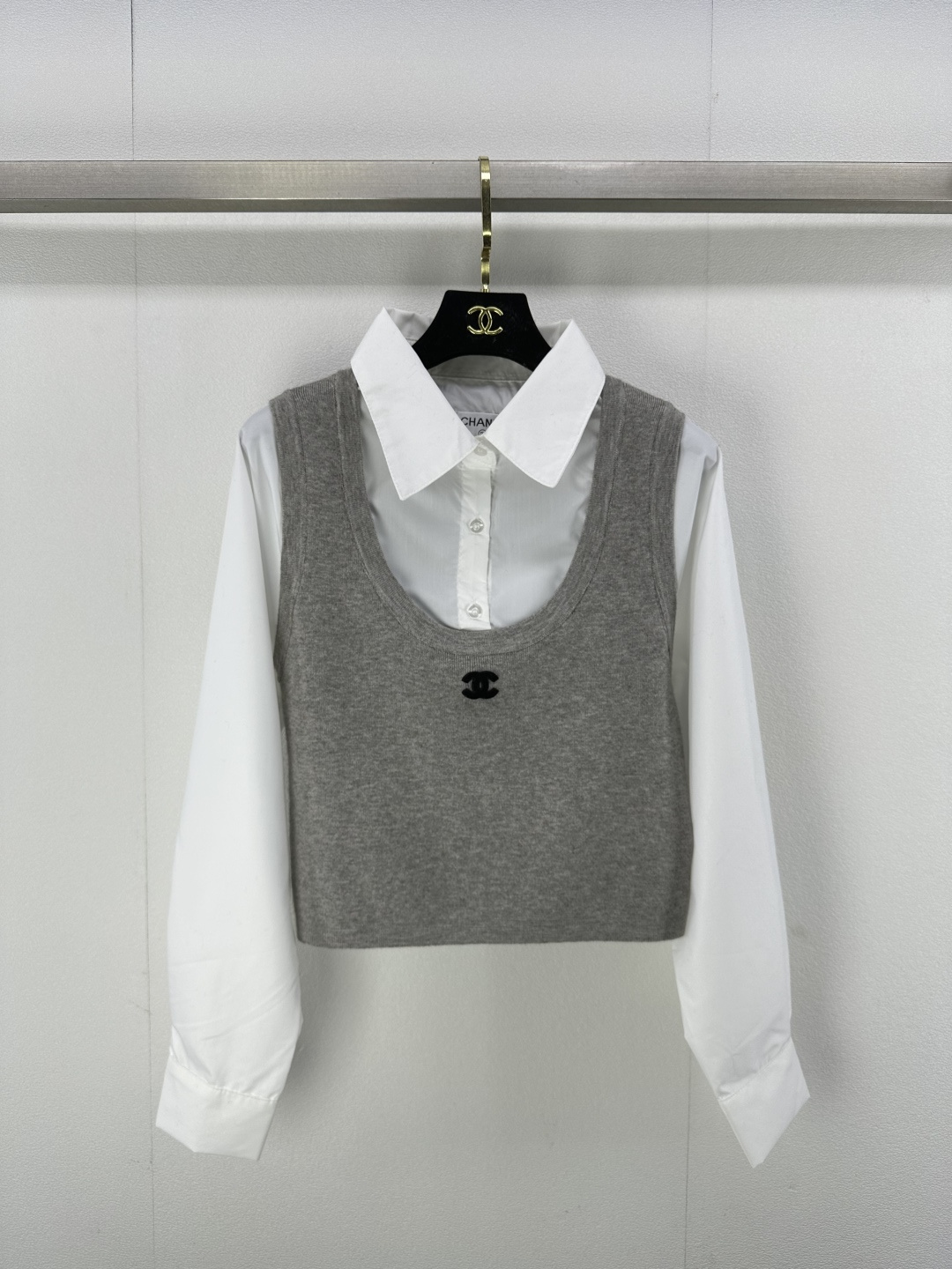 NO:296218,CHANE* New details 25 Latest new lapel spliced ​​long sleeve knitted color-blocking slim fit and slim, fabric soft and comfortable, cuff collar shirt design adds a girlish look!  2 colors 3 codes SML, chanel, alexander wang19860909CHANE* 上新细节 25 最新新款翻领拼接长袖针织拼色修身显瘦 面料软糯舒适 袖口衣领衬衣设计 增添造型感少女风！ 2色3码SML,,chanel,alexander wang,Women's clothing