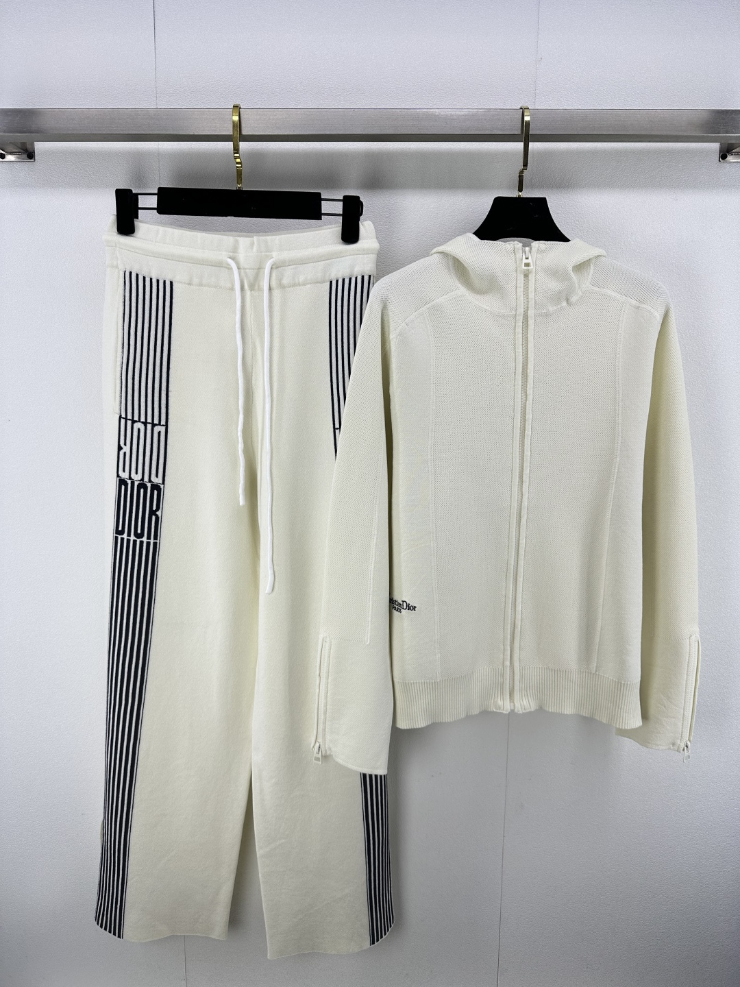 NO:313852,New details on Dio* 25 New letter embroidery hooded knit suit Zipper design leisurely and casually. Small loose fitting is the king. Straight-slit style. Elastic elastic lace waist is free to fit the waistline and the upper body is long legs. Zhang Chi is not bound by the fashion lazy man wears youthful and energetic 2 colors and 3 sizes SML, dior, hats, alexander wang19860909Dio*上新细节 25 新款字母刺绣连帽针织套装 拉链设计悠闲随性 小宽松的版型显瘦是王道 直筒开叉的款式 松紧弹力系带腰围自在贴合腰线上身就是大长腿,张驰无束缚 时尚懒人成套穿青春洋溢活力 2色3码SML,,dior,hats,alexander wang,Women's clothing