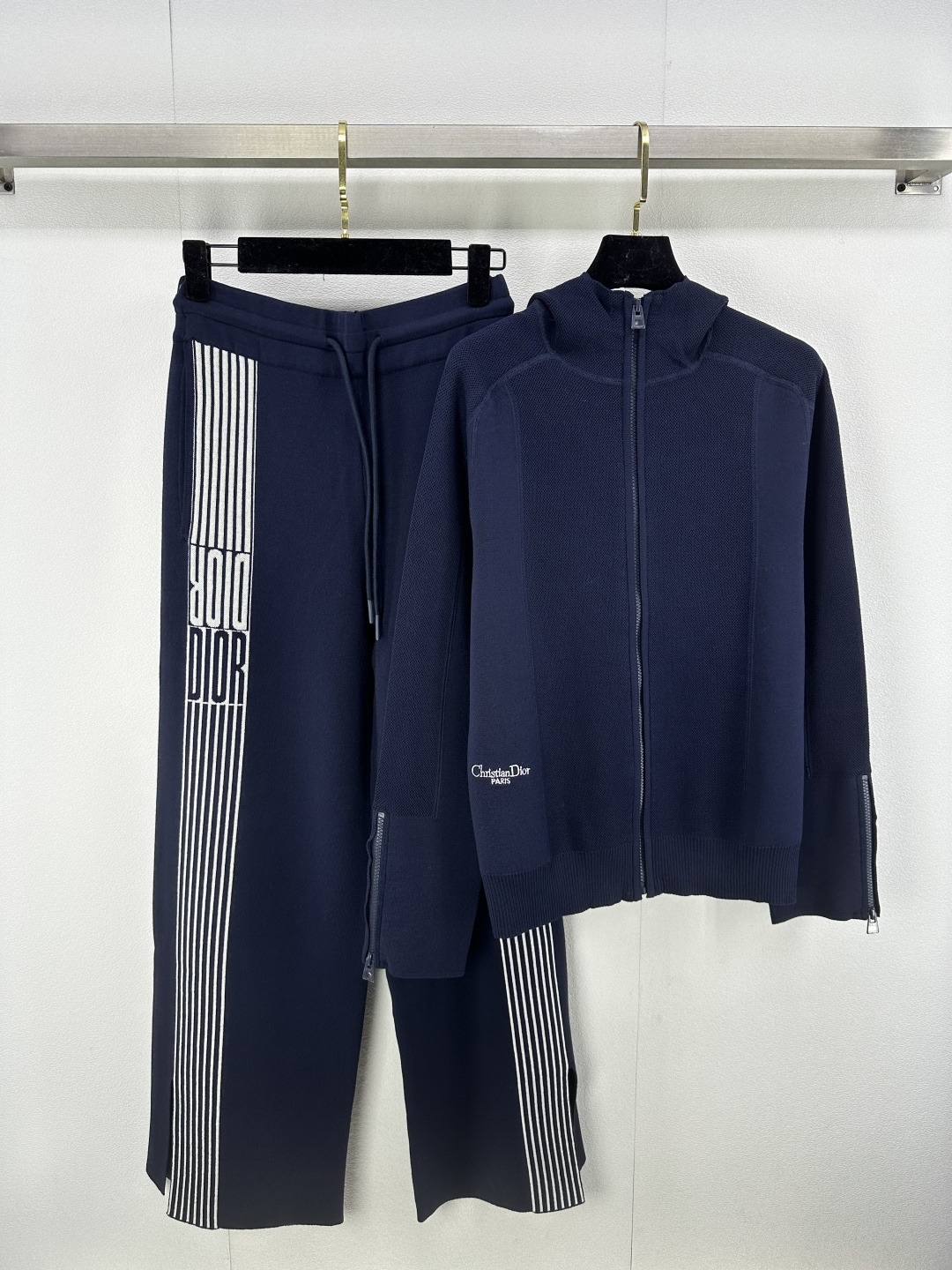 NO:296208,New details on Dio* 25 New letter embroidery hooded knit suit Zipper design leisurely and casually. Small loose fitting is the king. Straight-slit style. Elastic elastic lace waist is free to fit the waistline and the upper body is long legs. Zhang Chi is not bound by the fashion lazy man wears youthful and energetic 2 colors and 3 sizes SML, dior, hats, alexander wang19860909Dio*上新细节 25 新款字母刺绣连帽针织套装 拉链设计悠闲随性 小宽松的版型显瘦是王道 直筒开叉的款式 松紧弹力系带腰围自在贴合腰线上身就是大长腿,张驰无束缚 时尚懒人成套穿青春洋溢活力 2色3码SML,,dior,hats,alexander wang,Women's clothing