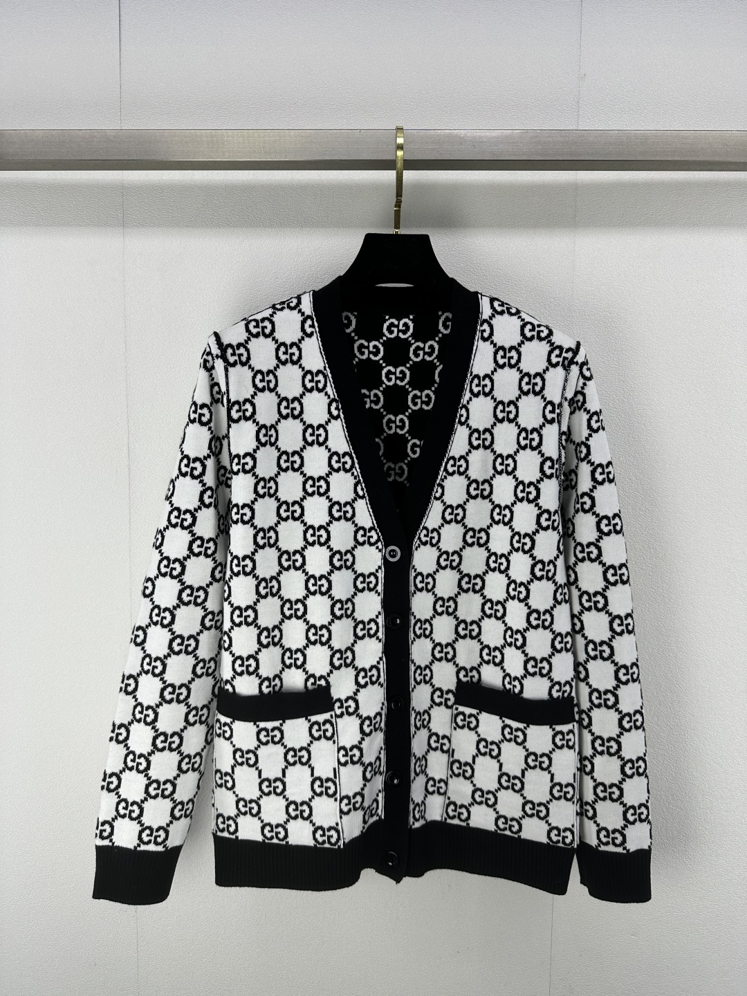 NO:296243,New details on Gucc 25 The latest two-sided jacquard knitted cardigans!  The cuff hem threads are slid, elastic and comfortable to wear, double G letter jacquard decoration, can be worn on both sides of the inside and outside, black and white contrasting colors show more literary temperament, rich design layering, round button printed letter marks, more textured details, regular loose style, high-end and fashionable upper body!  1 color 3 code SML, gucci, alexander wang19860909Gucc上新细节 25 最新两面穿撞色提花针织开衫！袖口衣摆螺纹收边 有弹性穿搭舒适 通体双G字母提花装饰 内外翻面可两穿 黑白撞色更显文艺气质 丰富设计层次感 圆扣印刻字母标 细节更显质感 常规宽松版型 上身高级时髦！ 1色3码SML,,gucci,alexander wang,Women's clothing