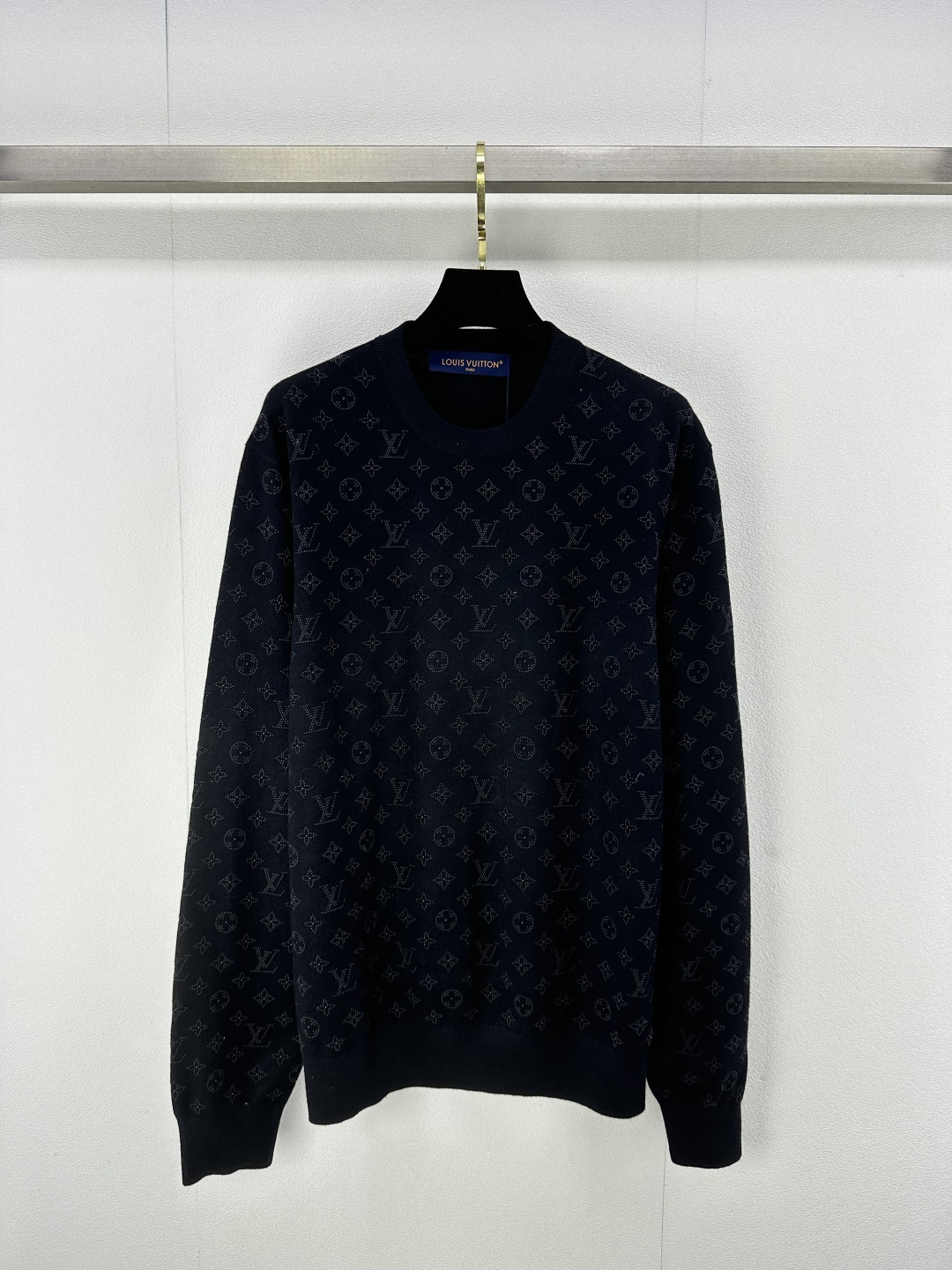 NO:296238,LV* new details 25 Early spring new full-print logo iron diamond round neck top, small round neck design, custom fabric, very excellent style, can not only have the street lazy taste, the same style as men and women, but also very casual and fashionable. The texture is super good 1:1 version 1 color 3 code SML,,louis vuitton,alexander wang19860909LV*上新细节 25 早春新款满印logo烫钻圆领上衣,小圆领设计 采用定制面料 版型非常优秀,既能拥有街头慵懒的味道,男女同款也能很休闲洋气 质感超级赞1:1版 1色3码SML,,louis vuitton,alexander wang,Women's clothing