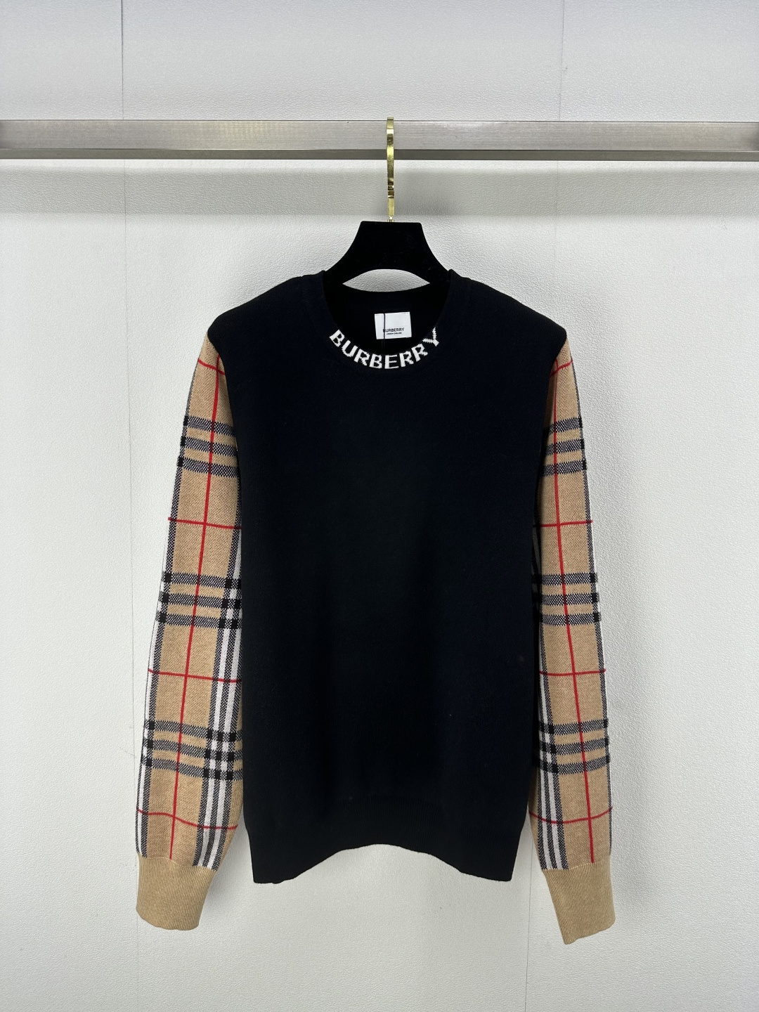 NO:296235,New details on Burberr* 25 New round neck spliced ​​long sleeves, classic checked casual and fashionable sleeves, neckline jacquard logo, free to match!  versatile and not picky about people 2 colors 3 codes SML, burberry, alexander wang19860909Burberr*上新细节 25 新款圆领拼接长袖 袖子经典格纹休闲时尚 领口提花logo 随意搭配！百搭不挑人 2色3码SML,,burberry,alexander wang,Women's clothing