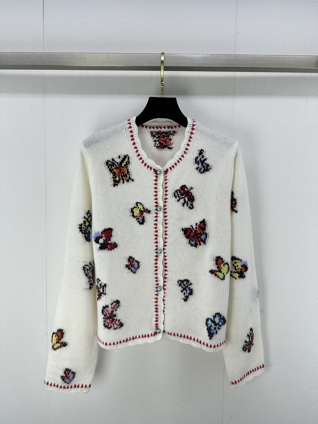 NO:296232,ER* New details 25 New jacquard butterfly flower long sleeves!  Double knitted inlay pattern with wool!  Contrasted color Doudou buckle, temperament contrasting color design reduces the age-reducing girlish style!  All-match is not picky!  A must-have high-end item for white and rich beauty!  2 colors 3 codes SML, alexander wang19860909ER*上新细节 25 新款提花蝴蝶花朵长袖！挂毛双织嵌花图案！撞色豆豆扣 气质撞色设计减龄少女风！百搭不挑人！白富美必备高级单品！ 2色3码SML,,alexander wang,Women's clothing