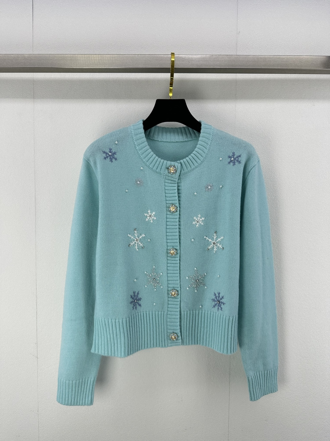NO:296227,CHANE* New details 25 Early spring new simple knitted round-neck cardigan Custom logo buttons Snowflake beads decorative body Sweet and versatile 2 colors 3 size SML, chanel, alexander wang19860909CHANE* 上新细节 25 早春新款简约针织圆领开衫 定制logo纽扣 雪花钉珠装饰衣身 甜美百搭 2色3码SML,,chanel,alexander wang,Women's clothing