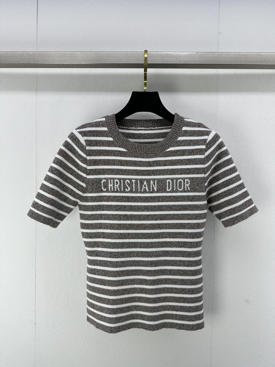 NO:296216,Dio* new details 25 Early spring new knitted round neck short sleeves, mid-color striped splicing design, brand letter logo jacquard decoration, slim fit and slim fit, simple and high-quality versatile 3 colors and 3 codes SML,,dior,T-shirt,alexander wang19860909Dio*上新细节 25 早春新款针织圆领短袖 间色条纹拼接设计 品牌字母logo提花装饰 修身显瘦版型 简约高级百搭 3色3码SML,,dior,T-shirt,alexander wang,Women's clothing
