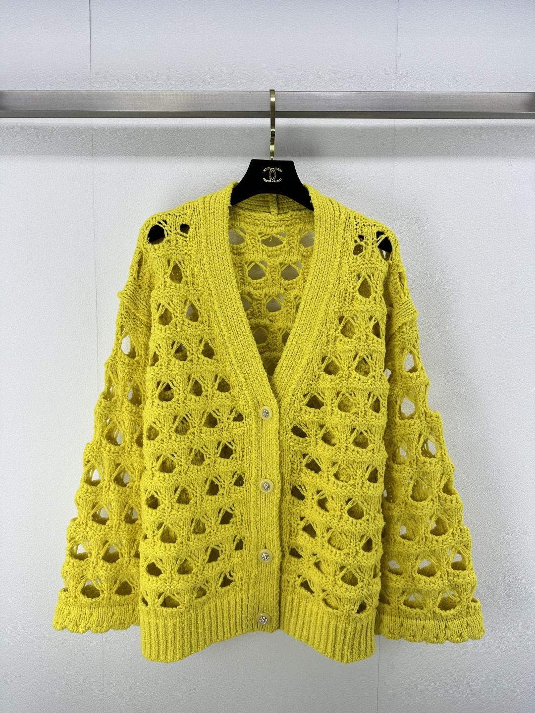 NO:296211,New details on CHANE* 25c Early Spring New Product!  1:1 The original single beautiful little fairy white and rich beauty artifact!  Extra-heavy craft crochet design woven cardigan. Lazy and casual loose style, retro temperament, luxurious and high-end. Original custom rhinestone button design classic double pocket H-shaped style is versatile and not picky about people and fashionable and high-end!  Comprehensive details and perfect workmanship quality fashionable and exquisite 1 color 3 code SML, chanel, alexander wang19860909CHANE*上新细节 25c 早春新品！1:1 原单绝美小仙女白富美神器！超重工艺钩花设计编织开衫.慵懒随性宽松版型,复古气质奢华又高级.原版定制水钻纽扣设计经典双口袋H版型百搭不挑人时髦又高级！细节全面到位完美做工品质时髦而精致 1色3码SML,,chanel,alexander wang,Women's clothing