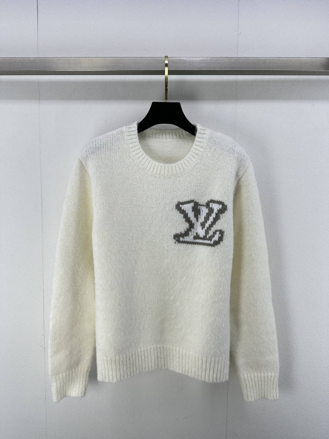 NO:296207,New details on Lv* 25 new knitted round neck pullover front and back brand letter logo contrasting color jacquard decoration Simple and fashionable daily casual and versatile 1 color 3 code SML,,louis vuitton,alexander wang19860909Lv*上新细节 25 新款针织圆领套头 前后品牌字母logo撞色提花装饰 简约时髦日常休闲百搭 1色3码SML,,louis vuitton,alexander wang,Women's clothing