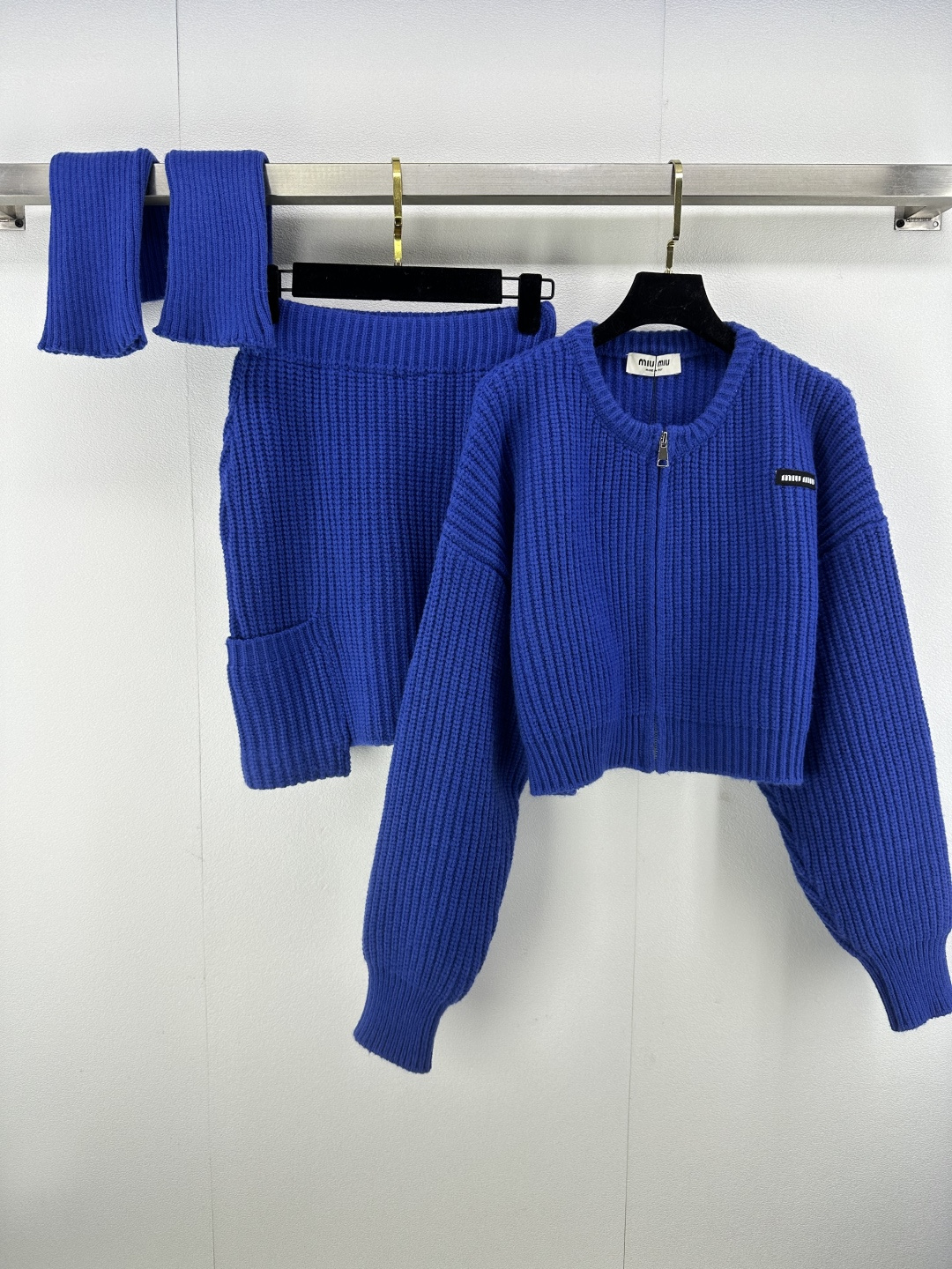 NO:296198,Miumi* new details 25 new three-piece set, three-dimensional tailoring, overall style classic stand-up slim fit and slim, college style zipper short cardigan pocket skirt leg socks, three-piece set, very fashionable, very stylish, very good and particularly elegant when worn 2 colors 3 sizes SML,,miumiu, skirts, alexander wang19860909Miumi*上新细节 25 新款三件套套装,立体剪裁,整体版型经典立挺 修身显瘦,学院风拉链短开衫口袋半裙腿袜 三件套 极具时髦感 穿上身型感很好特别显气质 2色3码SML,,miumiu,skirts,alexander wang,Women's clothing