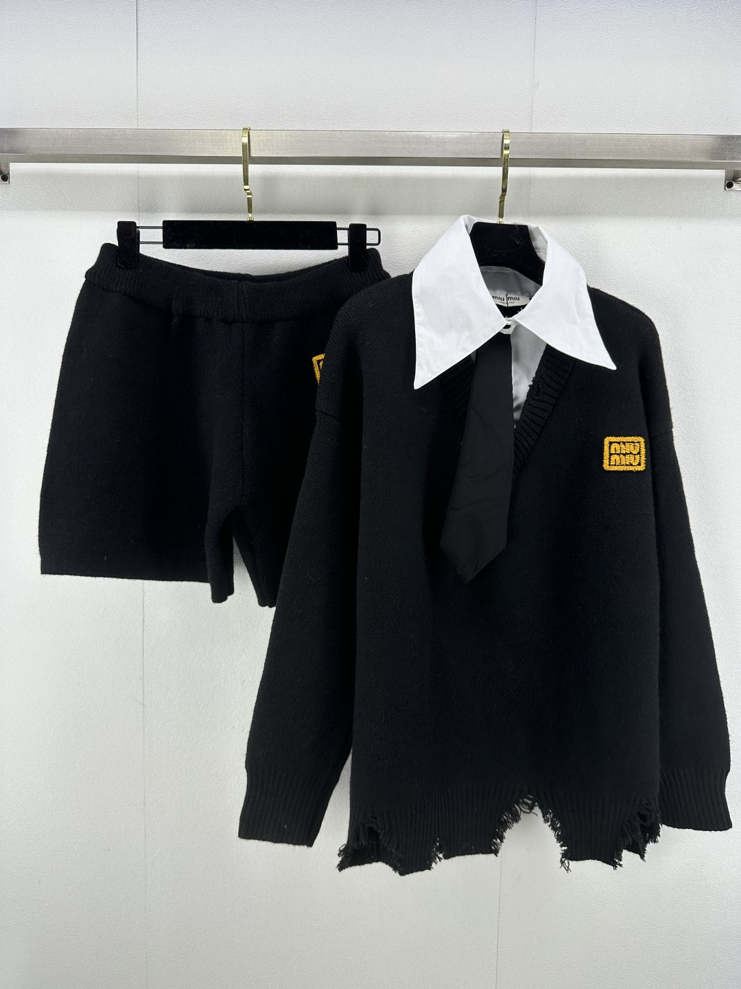 NO:296194,Miumi* New details 25 new suits Classic shirt collar and contrasting tie are elegant and fashionable and handsome!  Ripped top   shorts, ripped body design, positioning logo logo, style is not picky for people, and the upper body looks slim!  College style full of 2 colors 3 codes SML, miumiu, shorts, shirts, ties, alexander wang19860909Miumi*上新细节 25 新款套装 经典衬衫领搭配撞色领带优雅时髦又帅气！ 破洞上衣 短裤 衣身破洞设计 定位logo徽标 版型不挑人上身超显瘦！学院风满满 2色3码SML,,miumiu,shorts,shirts,ties,alexander wang,Women's clothing